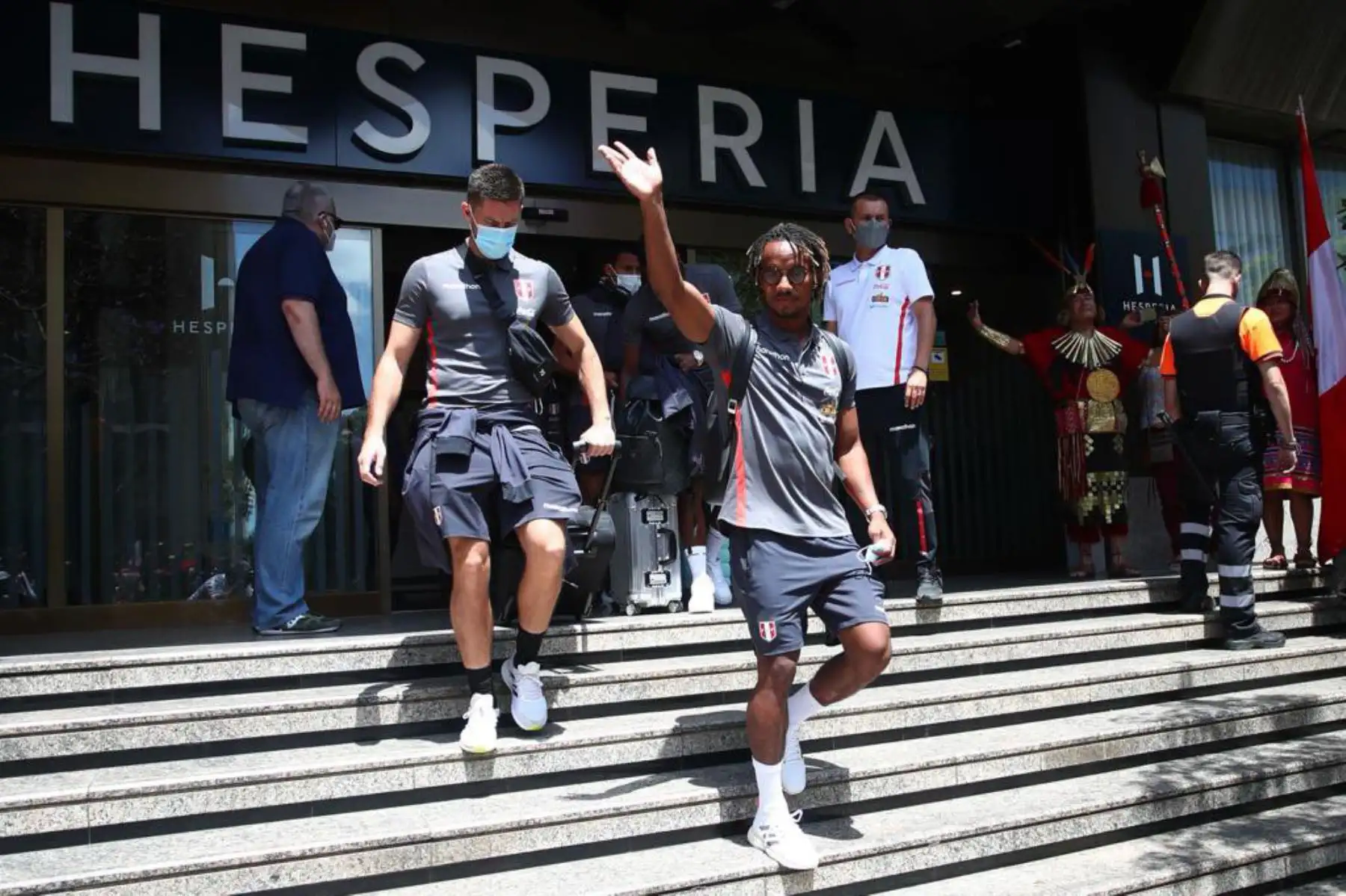 André Carrillo de la selección peruana deja su hotel de concentración en Barcelona y se dirige al aeropuerto. Foto: FPF