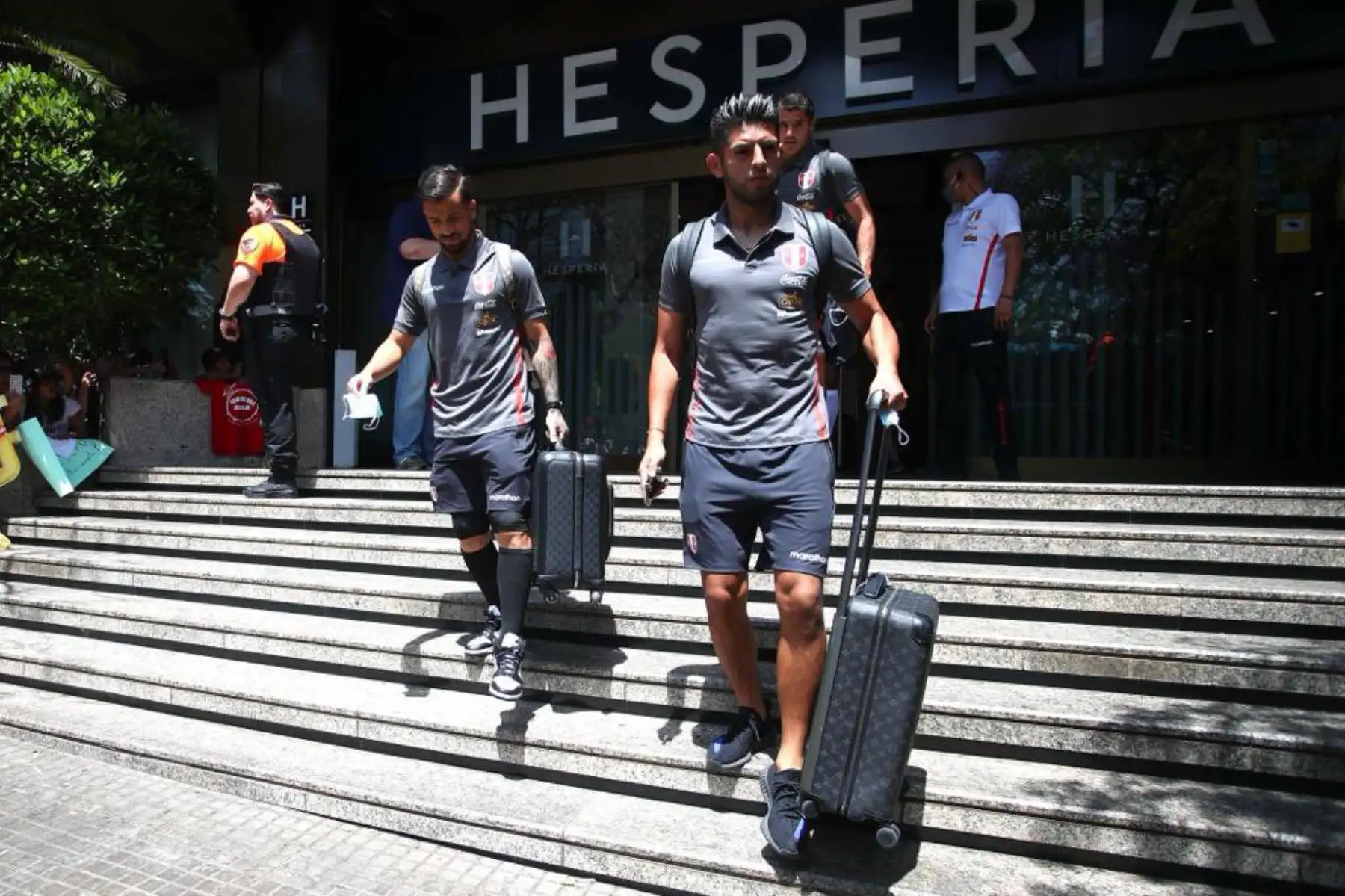Aldo Corzo y Gabriel Costa de La selección peruana deja su hotel de concentración en Barcelona y se dirige al aeropuerto. Foto: FPF