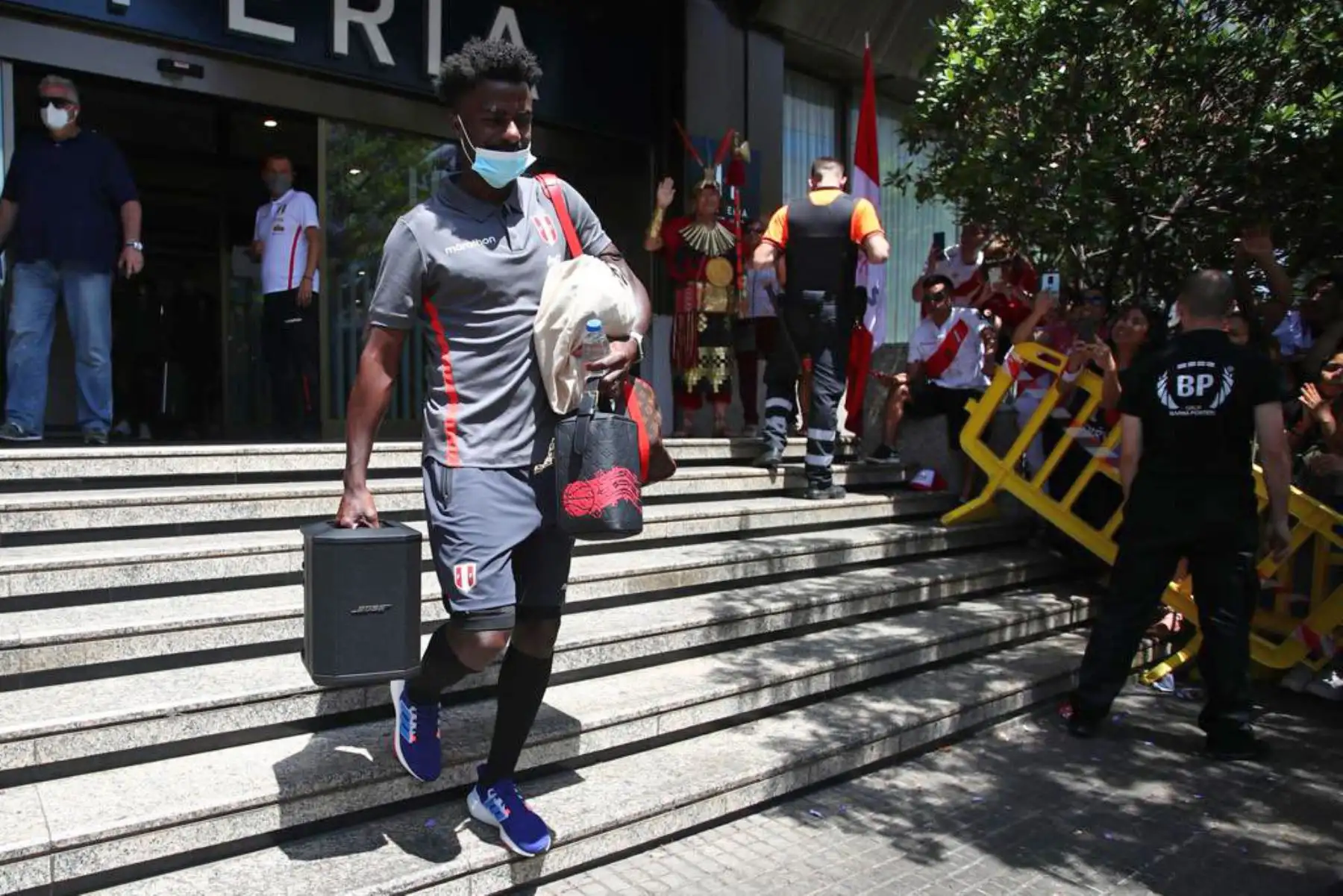 Christian Ramos de la selección peruana deja su hotel de concentración en Barcelona y se dirige al aeropuerto. Foto: FPF
