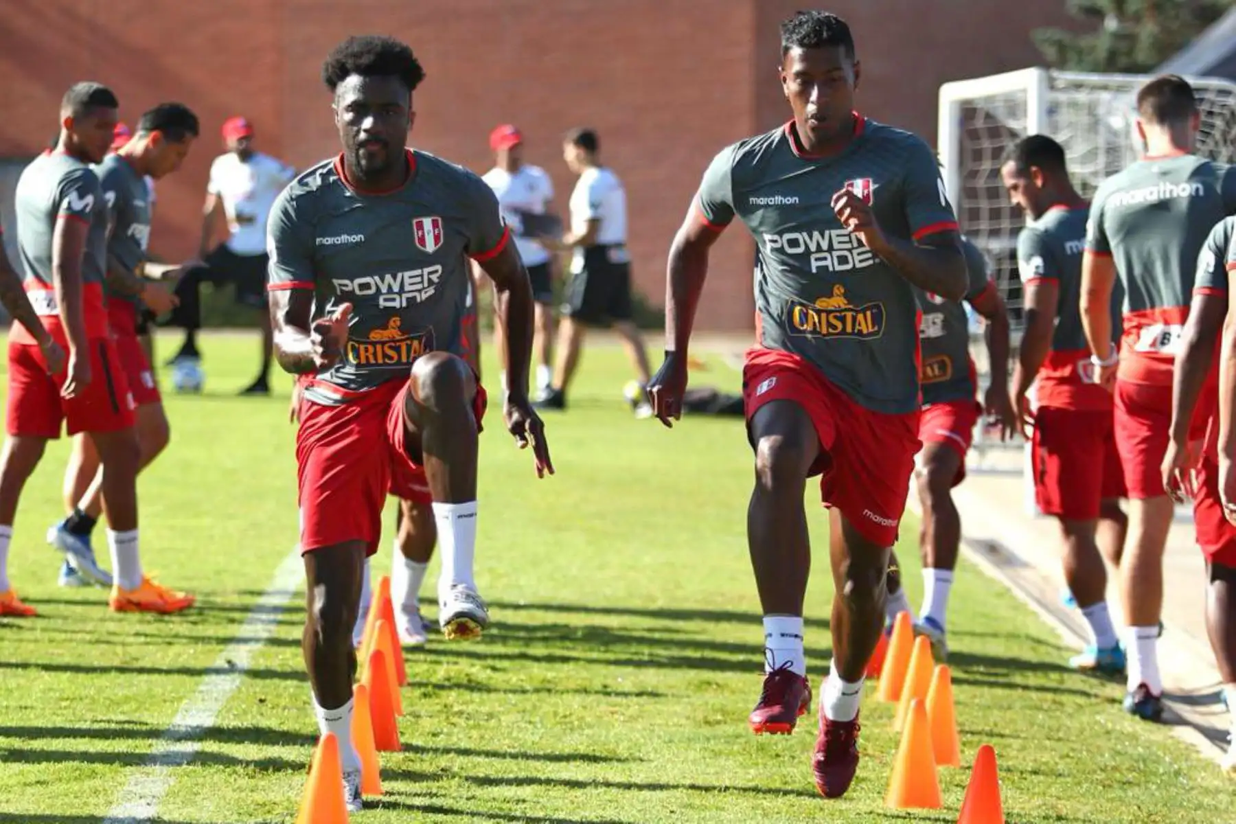 Futbolistas Christian Ramos y Miguel Araujo  de la selección peruana, durante el último día de entrenamientos en el Centro de Alto Rendimiento Deportivo de San Cugat, en Barcelona. Foto: FPF