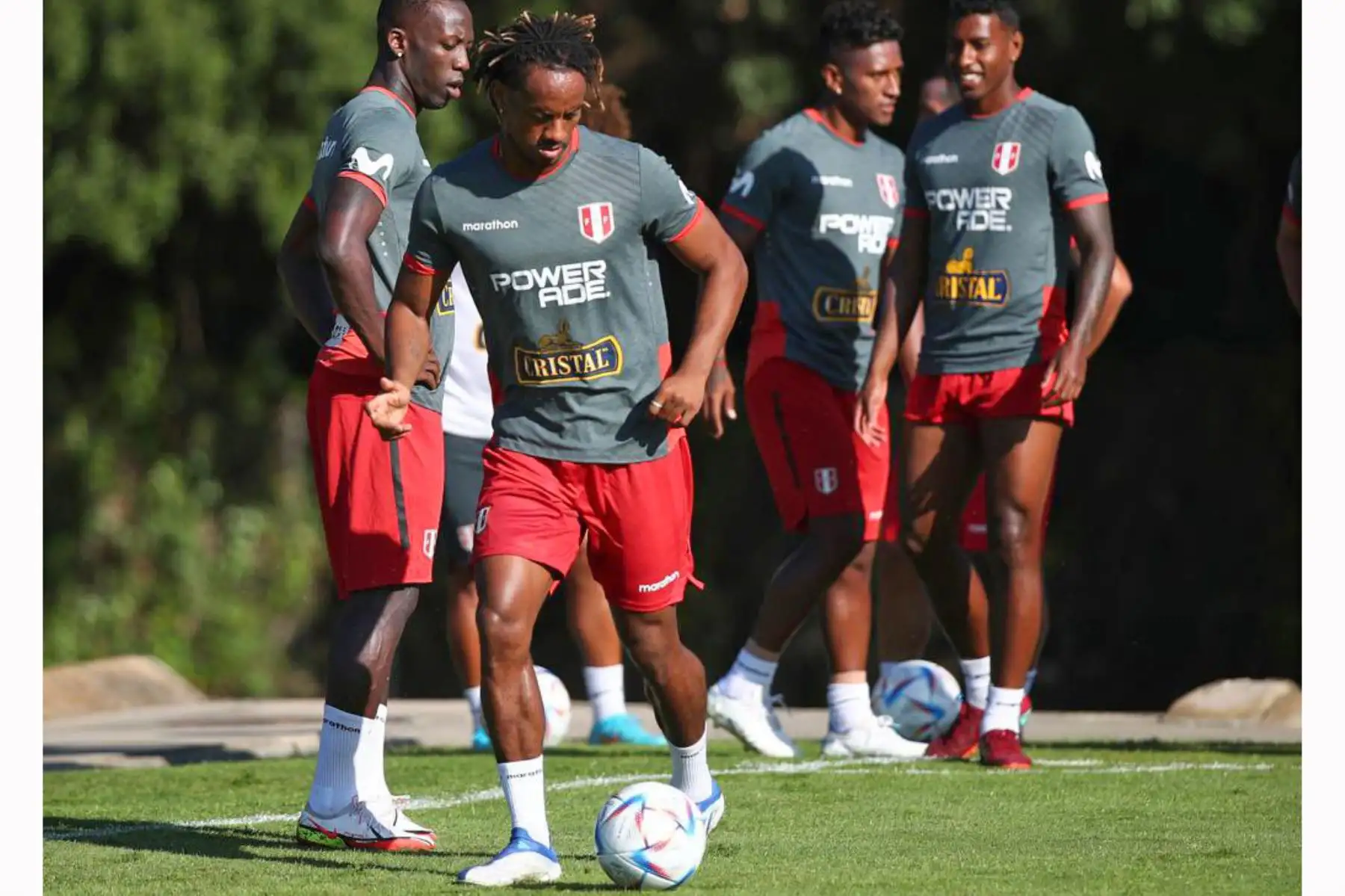 Futbolista André Carrillo de la selección peruana, durante el último día de entrenamientos en el Centro de Alto Rendimiento Deportivo de San Cugat, en Barcelona. Foto: FPF