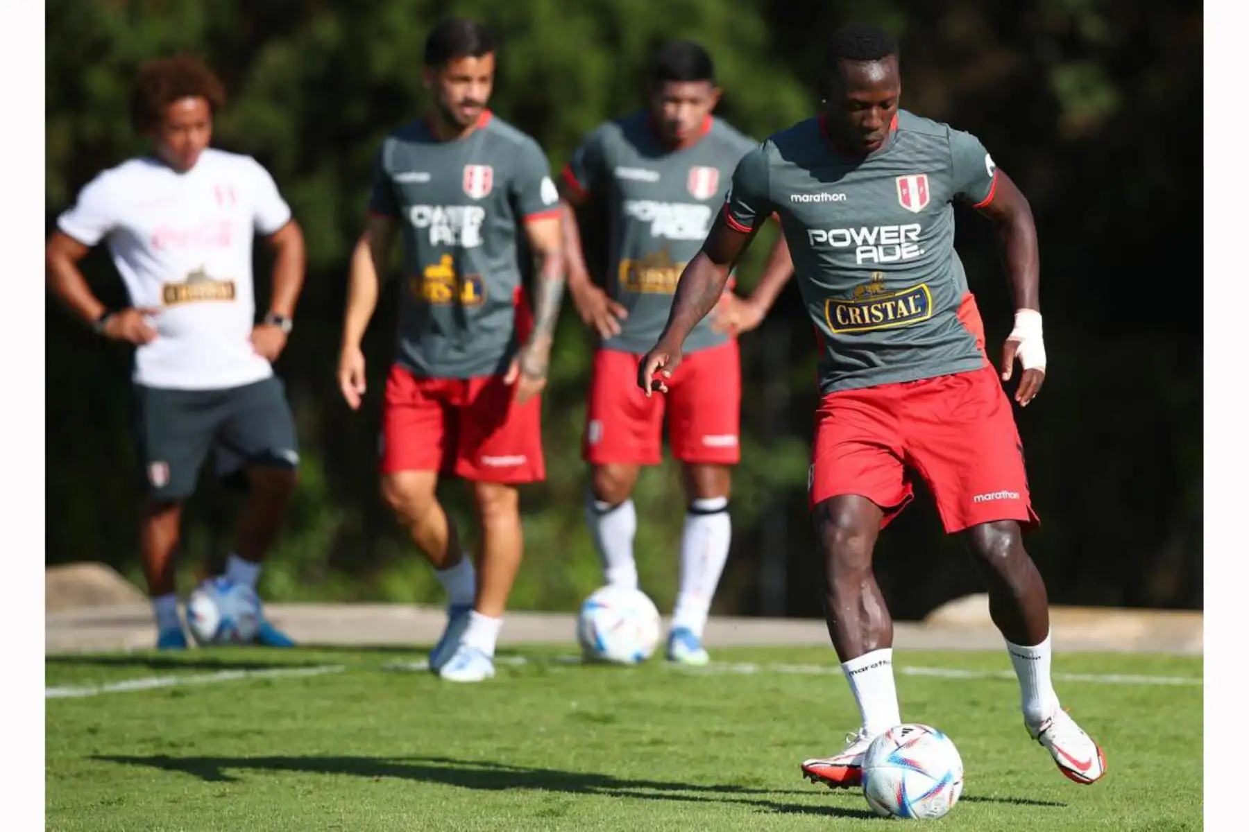 Futbolista Luis Advíncula de la selección peruana, durante el último día de entrenamientos en el Centro de Alto Rendimiento Deportivo de San Cugat, en Barcelona. Foto: FPF