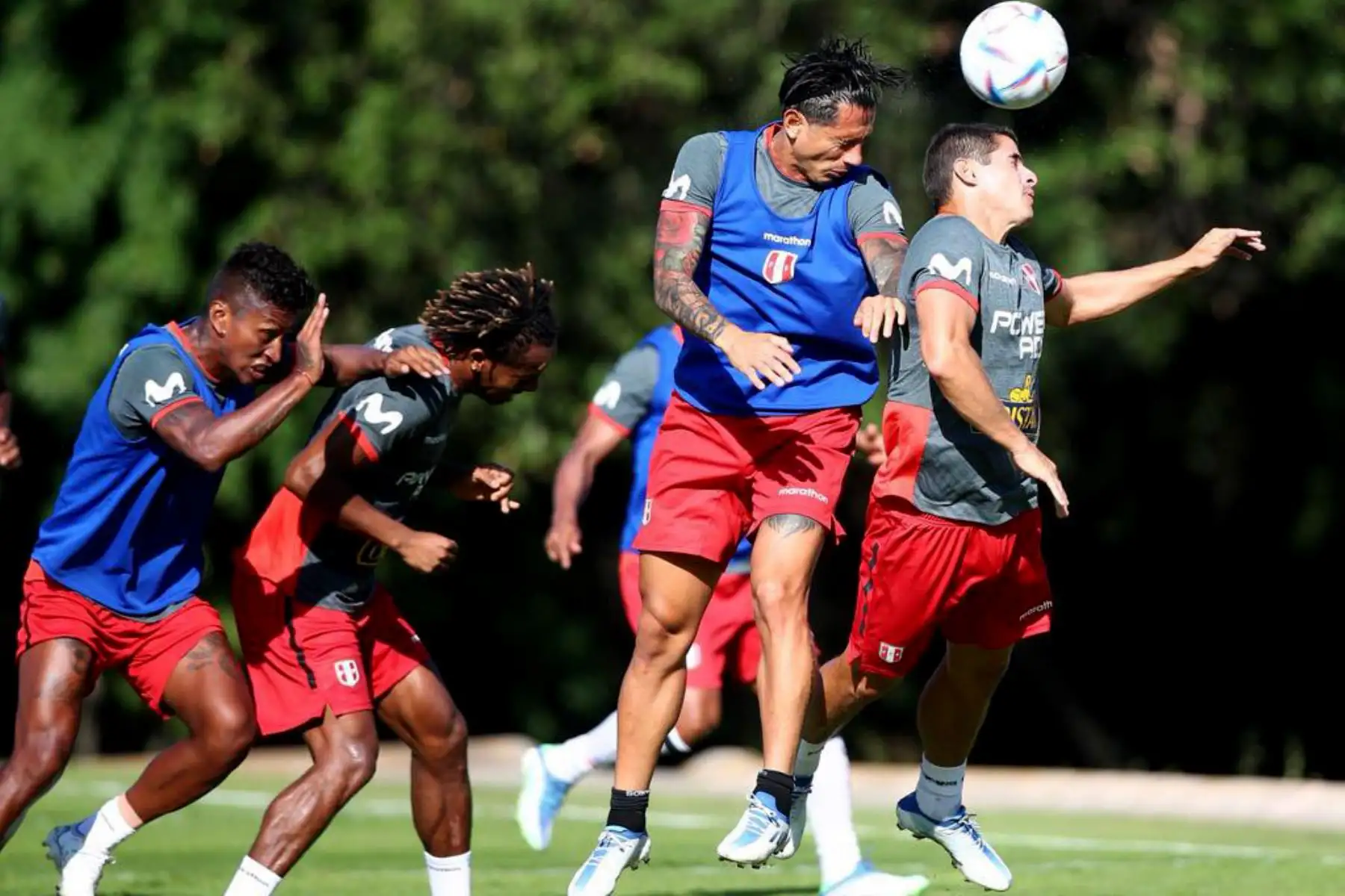Futbolistas Gianluca Lapadula  y Aldo Corzo de la selección peruana, durante el último día de entrenamientos en el Centro de Alto Rendimiento Deportivo de San Cugat, en Barcelona. Foto: FPF