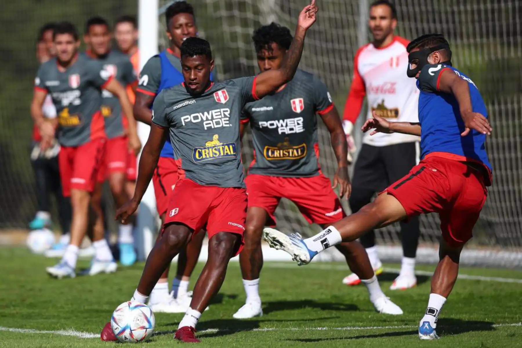 Futbolista Miguel Araujo de la selección peruana, durante el último día de entrenamientos en el Centro de Alto Rendimiento Deportivo de San Cugat, en Barcelona. Foto: FPF