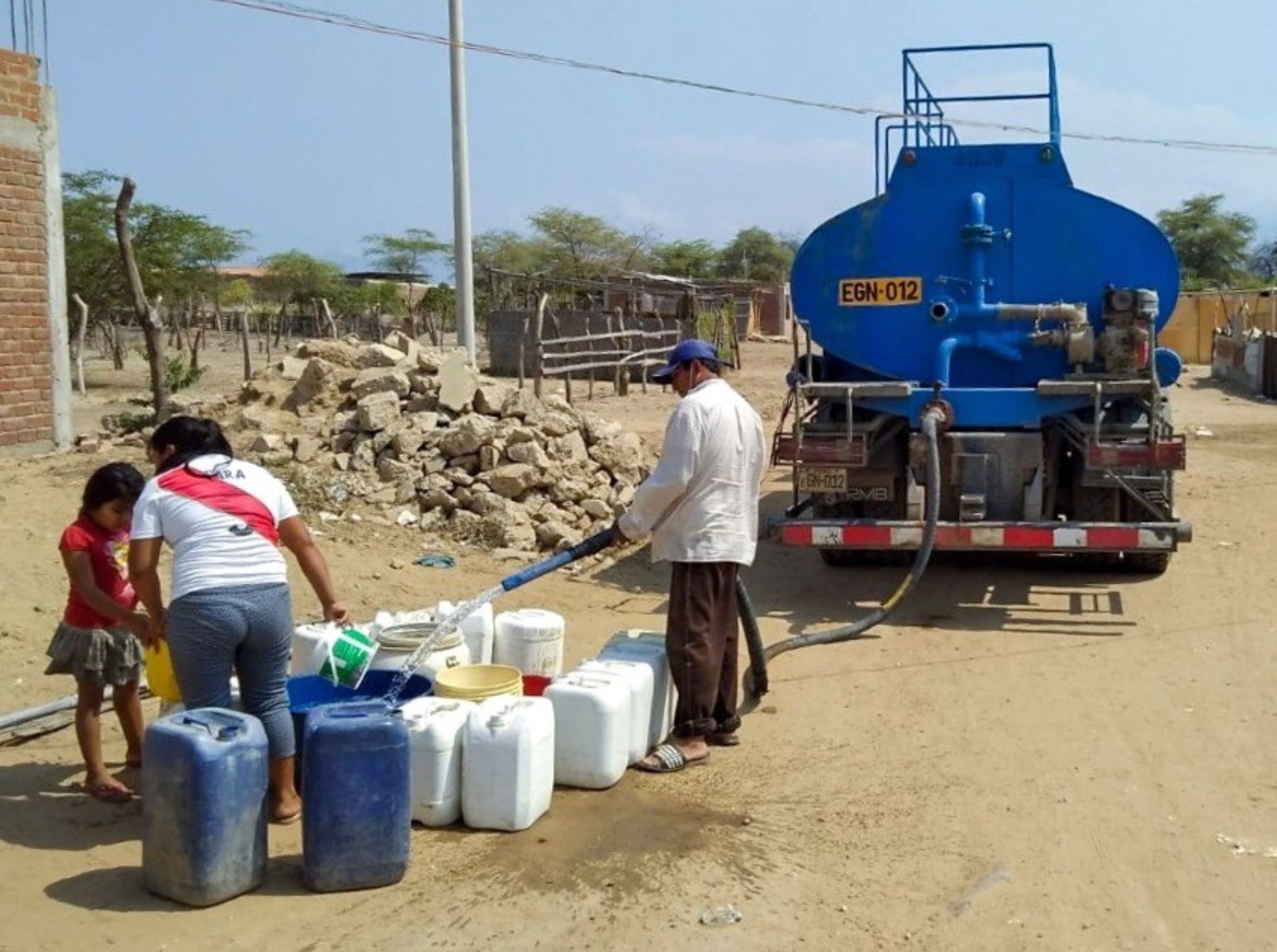 Ministerio de Vivienda distribuyen de manera gratuita agua potable por emergencia sanitaria a pobladores del distrito de La Matanza, región Piura. ANDINA/Difusión