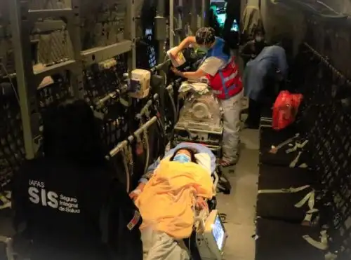 En vuelo aeromédico trasladan de emergencia de Piura y Lambayeque a gestante de trillizos y dos recién nacidos.