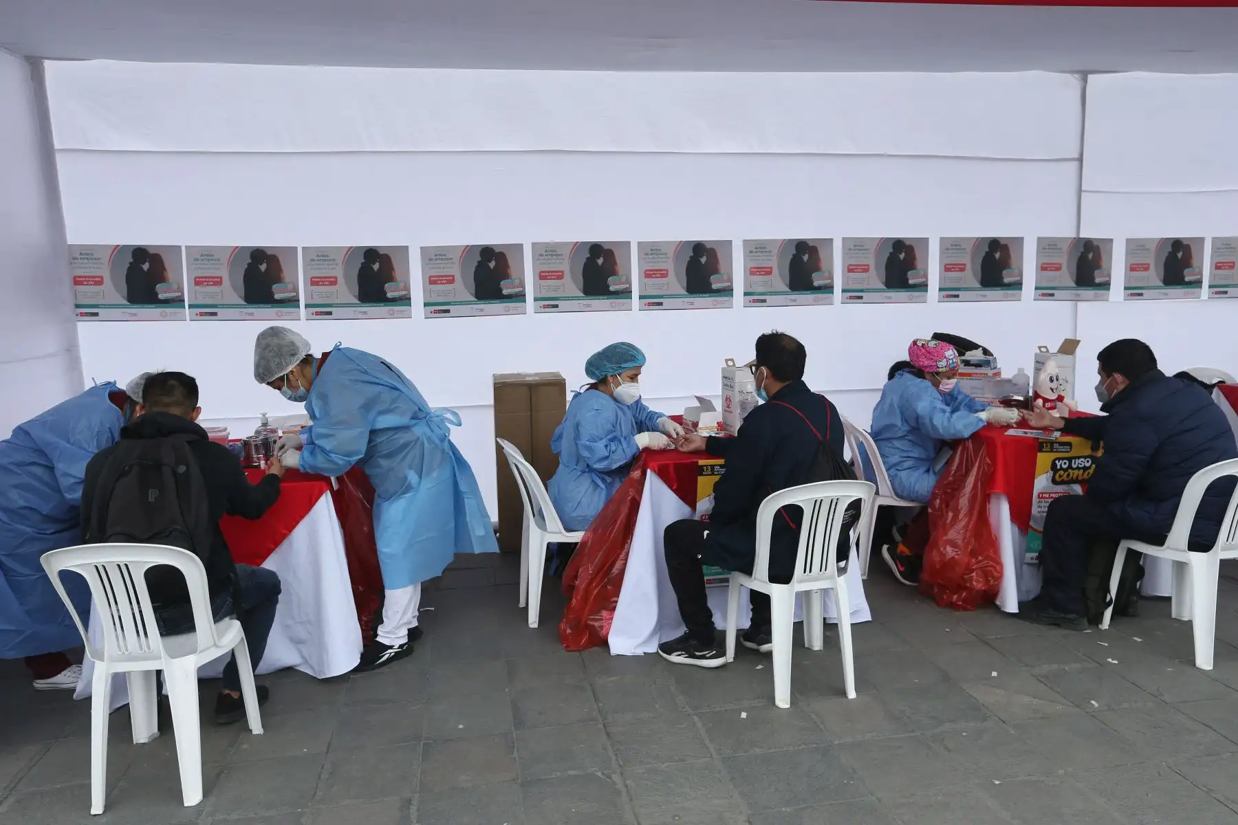 En el marco del Día Nacional de la Prueba del VIH, la DIRIS Lima Centro realiza la campaña integral de salud  en la  Plaza Manco Cápac de La Victoria.
Foto: ANDINA/ Eddy Ramos