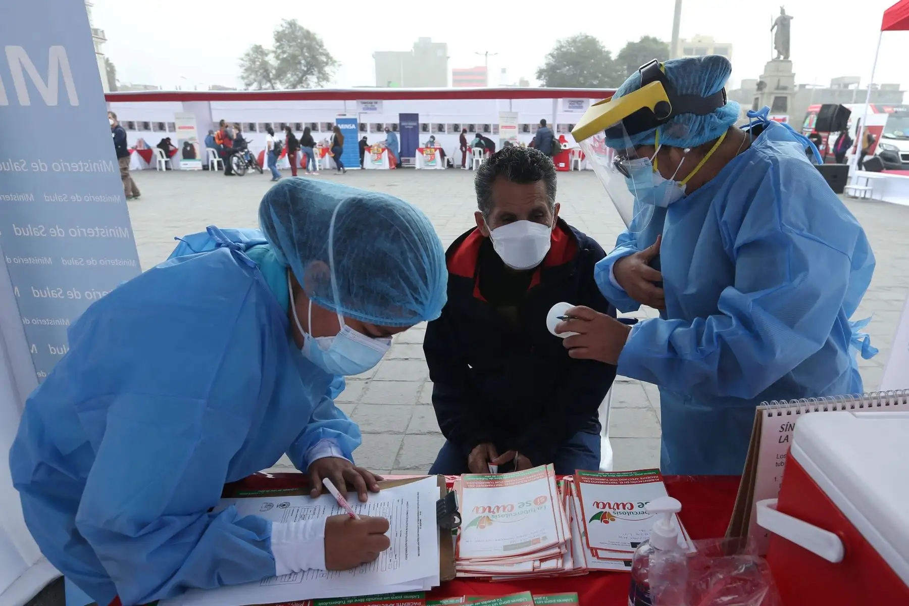 En el marco del Día Nacional de la Prueba del VIH, la DIRIS Lima Centro realiza la campaña integral de salud  en la  Plaza Manco Cápac de La Victoria.
Foto: ANDINA/ Eddy Ramos