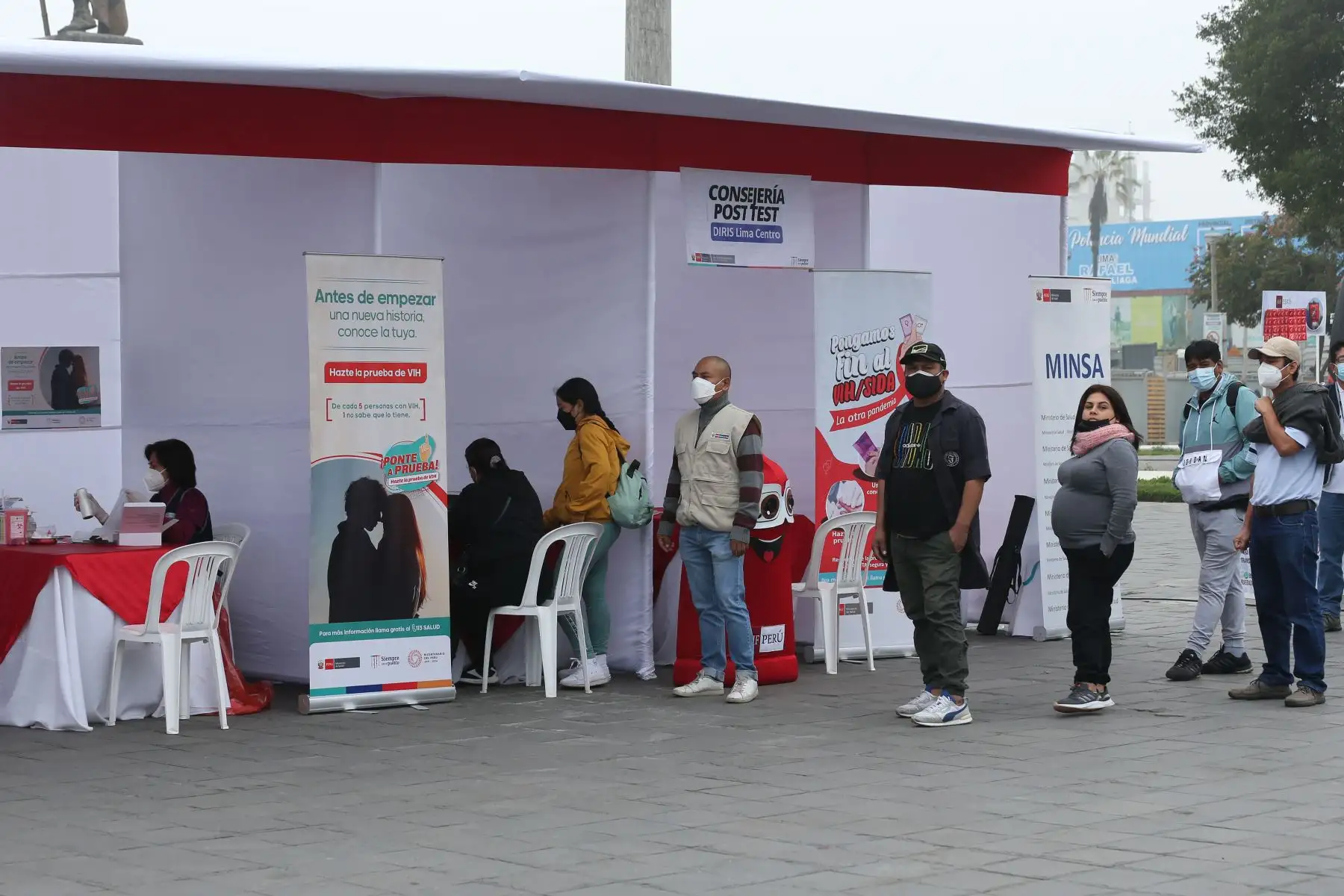 En el marco del Día Nacional de la Prueba del VIH, la DIRIS Lima Centro realiza la campaña integral de salud  en la  Plaza Manco Cápac de La Victoria.
Foto: ANDINA/ Eddy Ramos