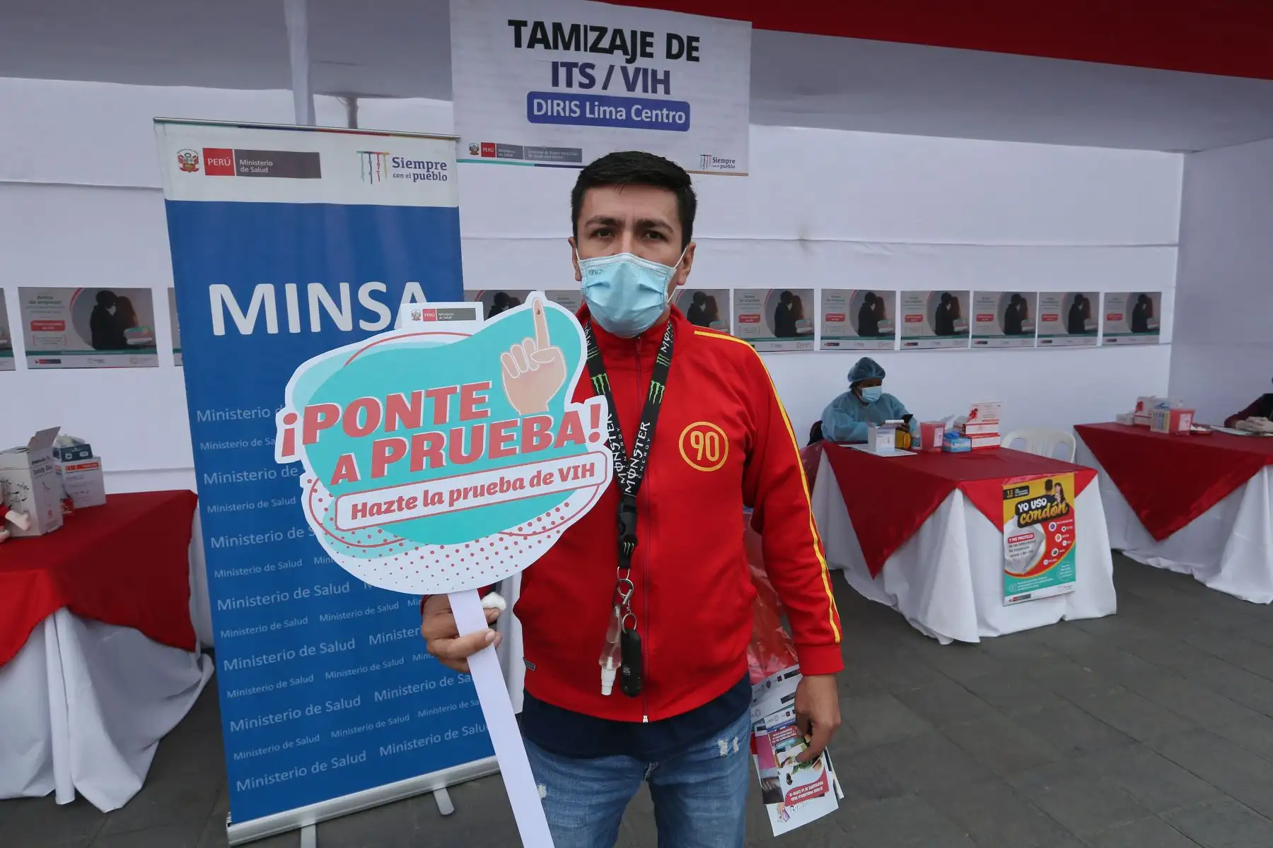 En el marco del Día Nacional de la Prueba del VIH, la DIRIS Lima Centro realiza la campaña integral de salud  en la  Plaza Manco Cápac de La Victoria.
Foto: ANDINA/ Eddy Ramos