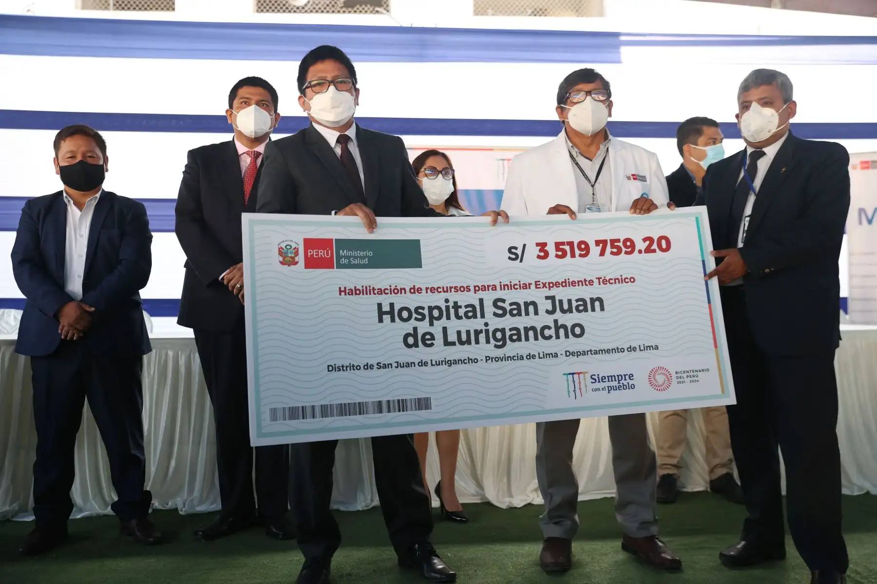 El ministro de Salud, Jorge López hace entrega de fondos para la mejora de servicios a favor de tres establecimientos de salud en San Juan de Lurigancho.
Foto:ANDINA/ Melina Mejía