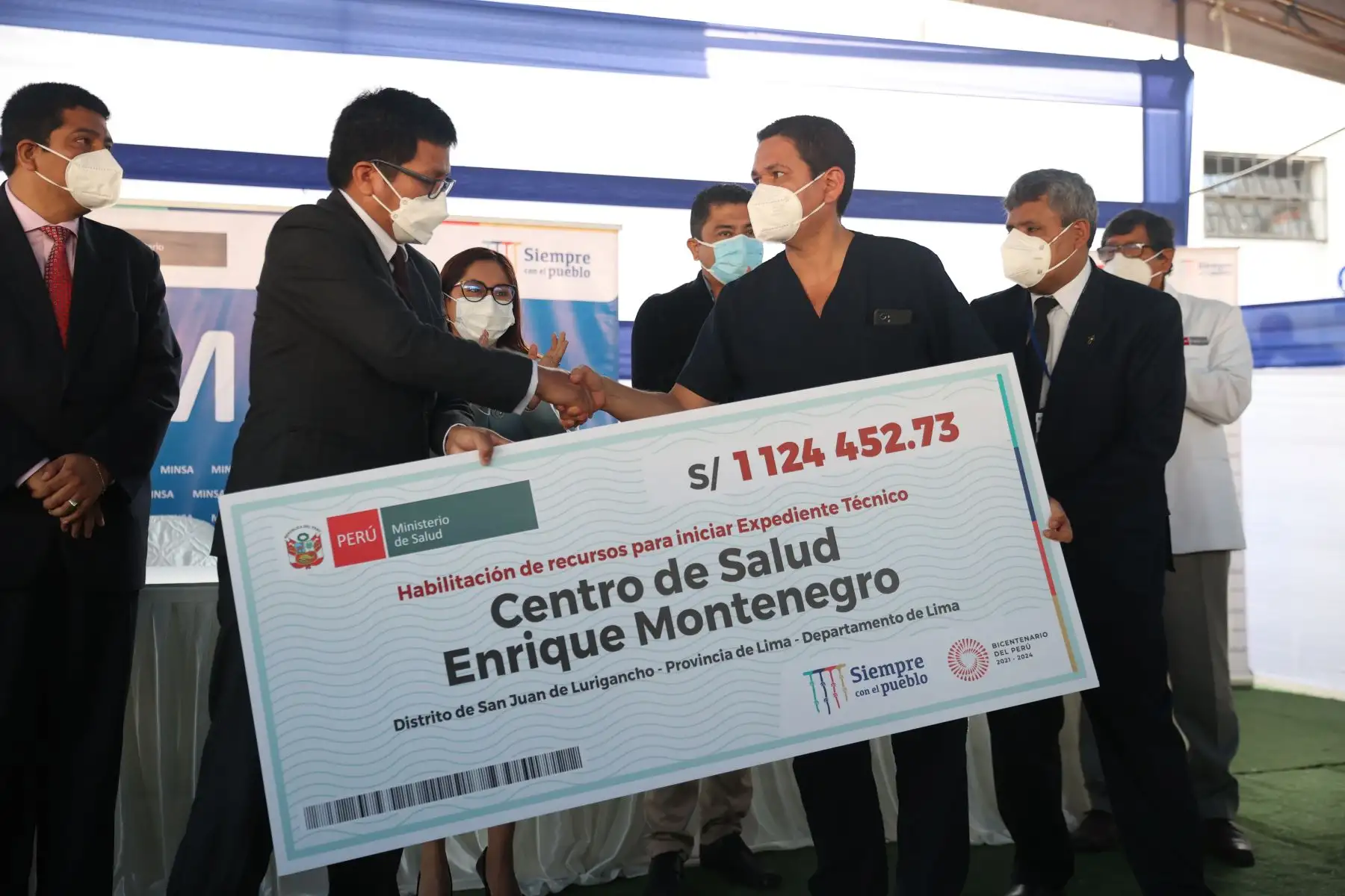 El ministro de Salud, Jorge López hace entrega de fondos para la mejora de servicios a favor de tres establecimientos de salud en San Juan de Lurigancho.
Foto:ANDINA/ Melina Mejía