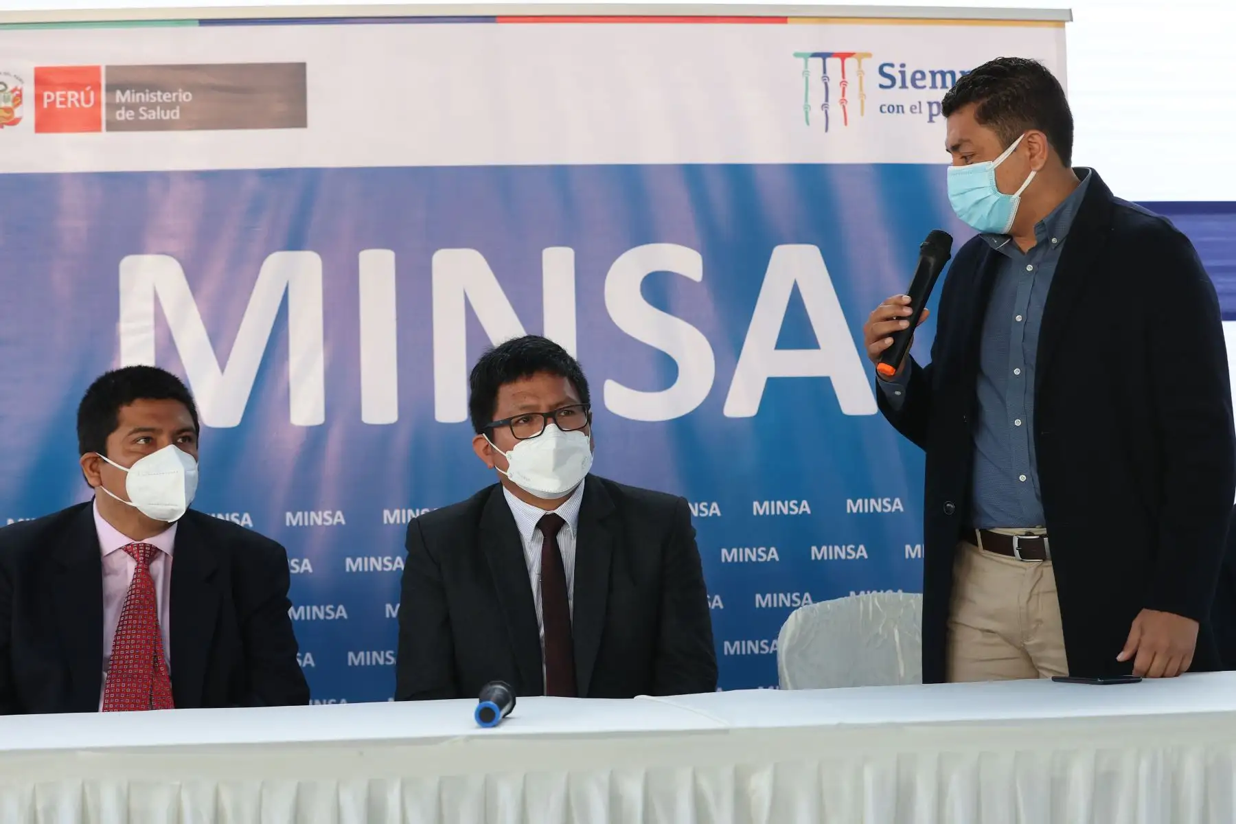 El ministro de Salud, Jorge López acompañado del congresista Guillermo Bermejo hace entrega de fondos para la mejora de servicios a favor de tres establecimientos de salud en San Juan de Lurigancho. En la imagen acompaña el congresista Guillermo Bermejo.
Foto:ANDINA/ Melina Mejía