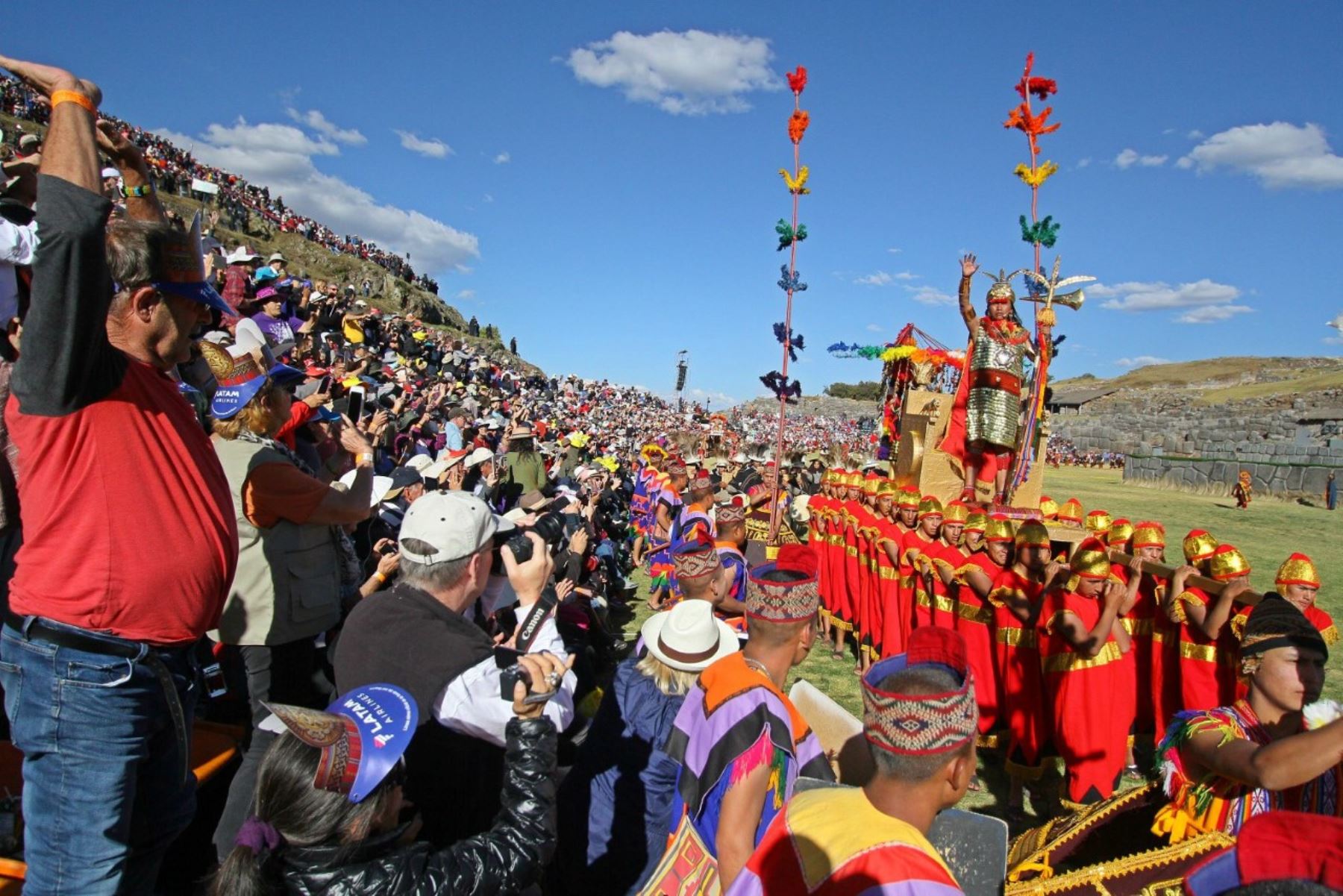 Con gran asistencia de público se escenifica el Intii Raymi en la explanada de Sacsayhuamán. ANDINA/Percy Hurtado Santillán