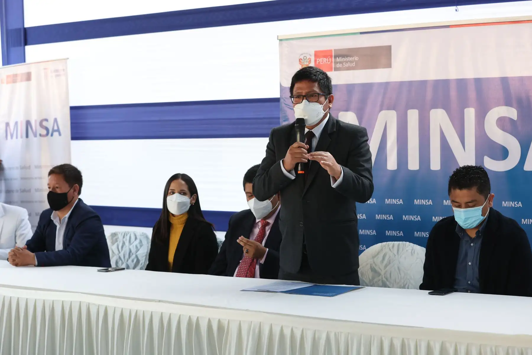 El ministro de Salud, Jorge López hace entrega de fondos para la mejora de servicios a favor de tres establecimientos de salud en San Juan de Lurigancho.
Foto:ANDINA/ Melina Mejía