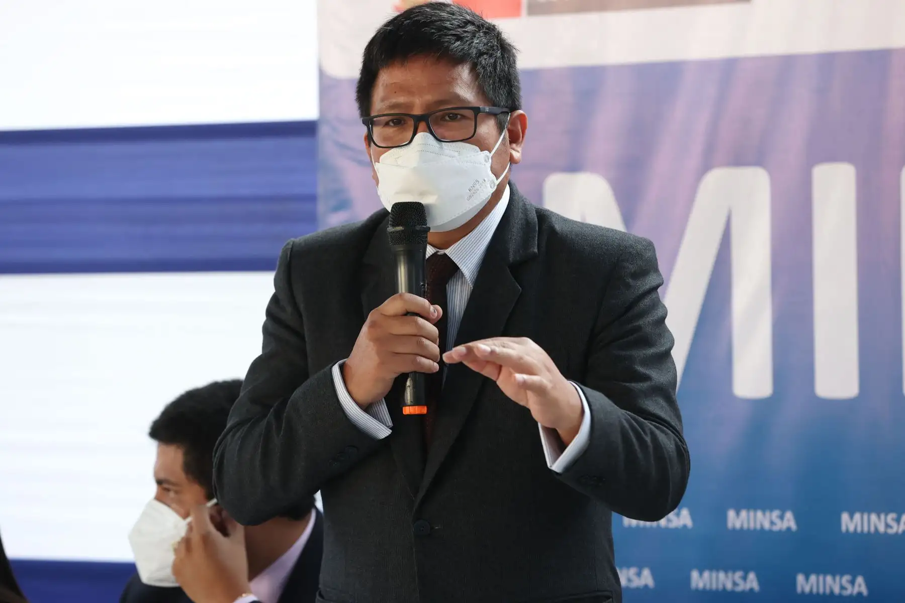 El ministro de Salud, Jorge López hace entrega de fondos para la mejora de servicios a favor de tres establecimientos de salud en San Juan de Lurigancho.
Foto:ANDINA/ Melina Mejía