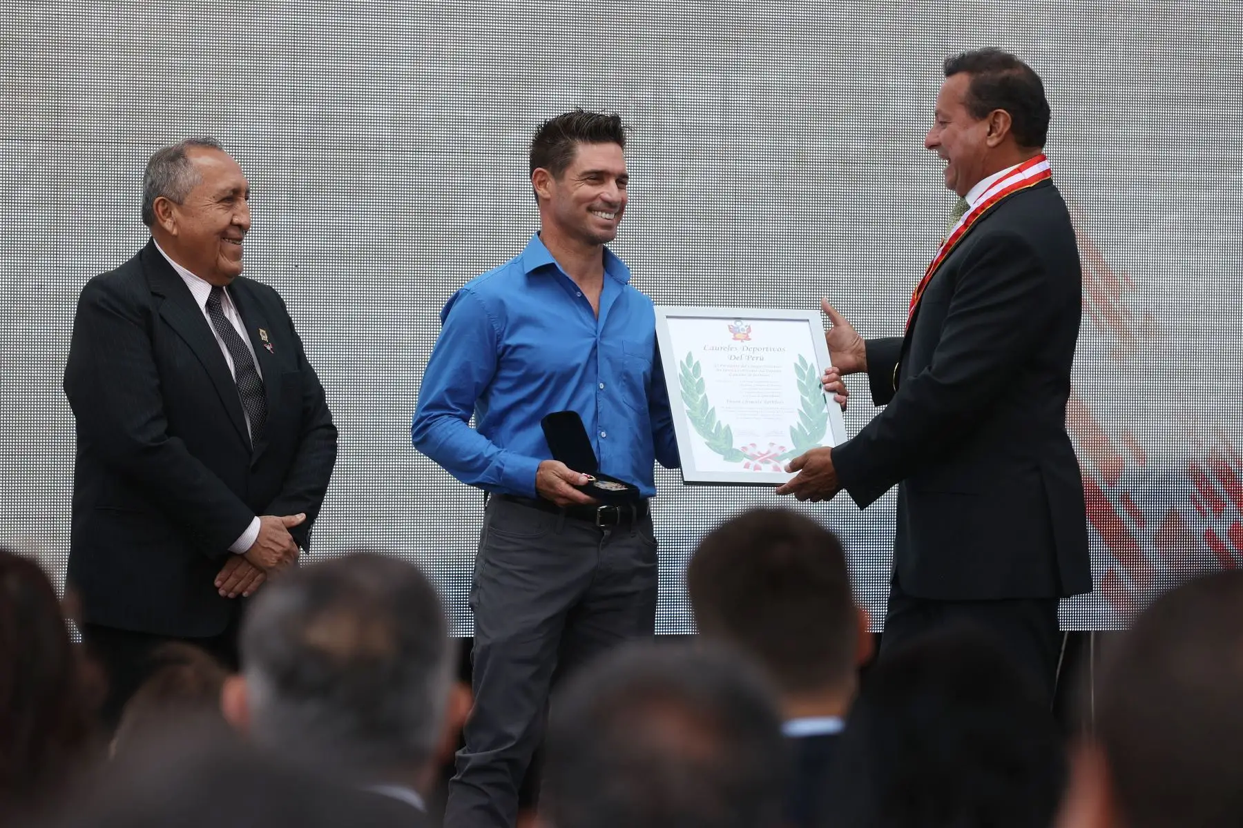 IPD entrega los laureles deportivos del Perú a diez destacados deportistas y para deportistas por sus importantes logros para el país. Benoit Clemente Rothfuss​, conocido también como “Piccolo Clemente”, es un surfista profesional peruano que se desempeña en la modalidad de Longboard y participa de la primera división de surf de la WSL.​Es 4 veces campeón mundial. Foto: ANDINA/Melina Mejía