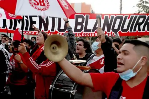 Fanáticos peruanos llegaron a Doha desde distintas partes del mundo. Foto: EFE