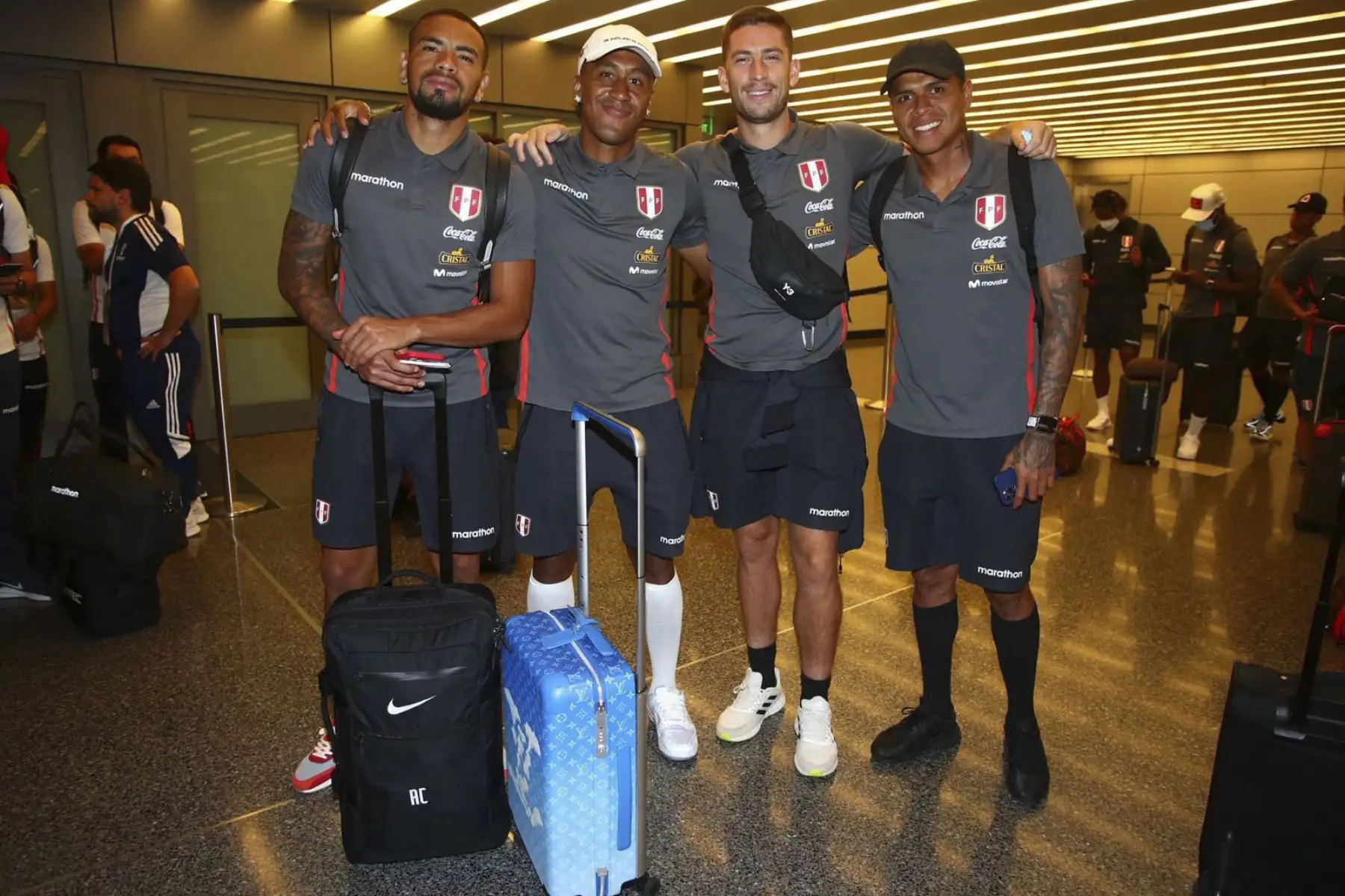 Selección peruana de fútbol arribó al Aeropuerto Internacional de Doha en Catar. Nuestros seleccionados ya se encuentran en tierras qataríes. Foto: Selección Peruana