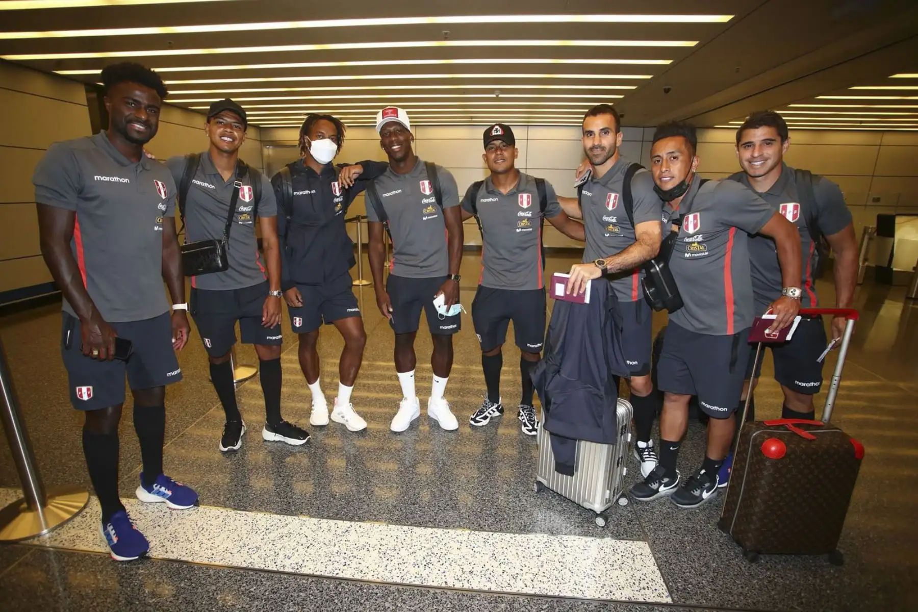 Selección peruana de fútbol arribó al Aeropuerto Internacional de Doha en Catar. Nuestros seleccionados ya se encuentran en tierras qataríes. Foto: Selección Peruana