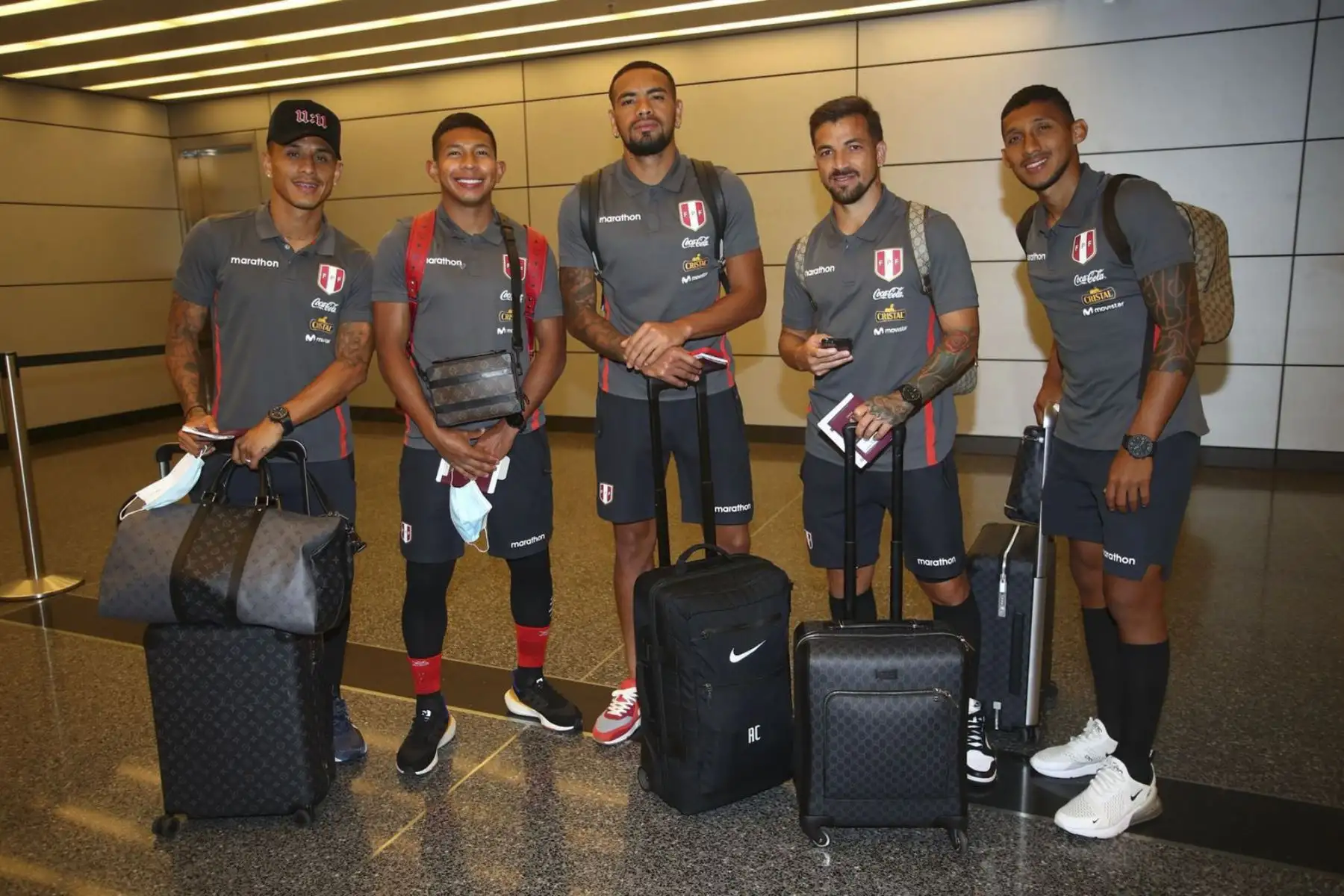 Selección peruana de fútbol arribó al Aeropuerto Internacional de Doha en Catar. Nuestros seleccionados ya se encuentran en tierras qataríes. Foto: Selección Peruana
