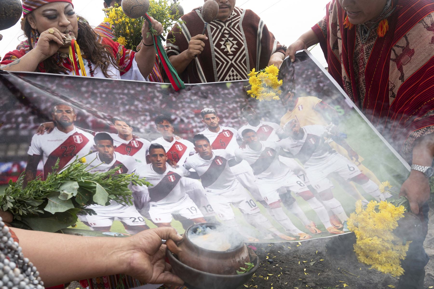 Chamanes peruanos realizan un ritual en Lima, ofreciendo pétalos de flores, hojas de coca y frutas a favor de la selección peruana de fútbol, de cara al próximo partido de playoffs de la Copa Mundial de la FIFA Qatar 2022. Foto: AFP