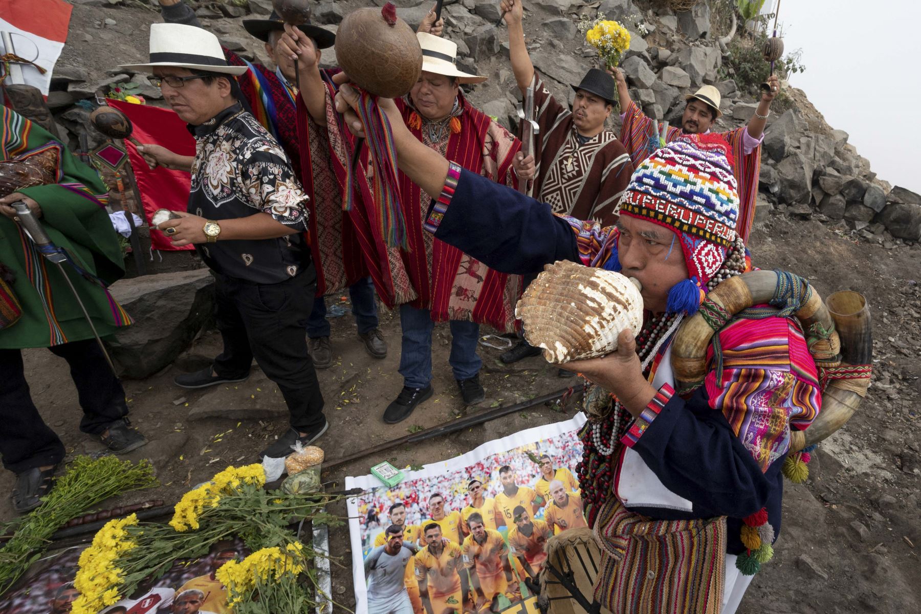 Chamanes peruanos realizan un ritual en Lima, ofreciendo pétalos de flores, hojas de coca y frutas a favor de la selección peruana de fútbol, de cara al próximo partido de playoffs de la Copa Mundial de la FIFA Qatar 2022. Foto: AFP