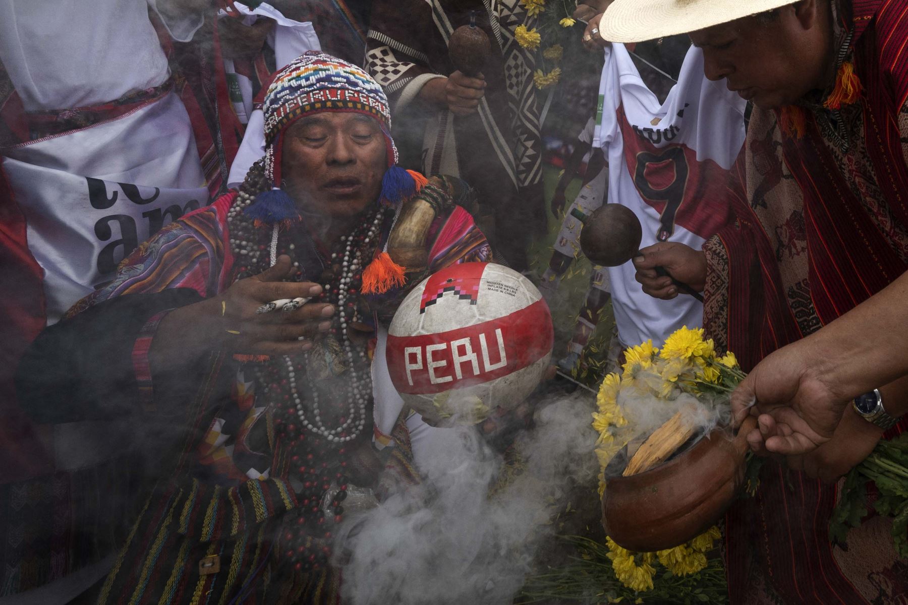 Chamanes peruanos realizan un ritual en Lima, ofreciendo pétalos de flores, hojas de coca y frutas a favor de la selección peruana de fútbol, de cara al próximo partido de playoffs de la Copa Mundial de la FIFA Qatar 2022. Foto: AFP