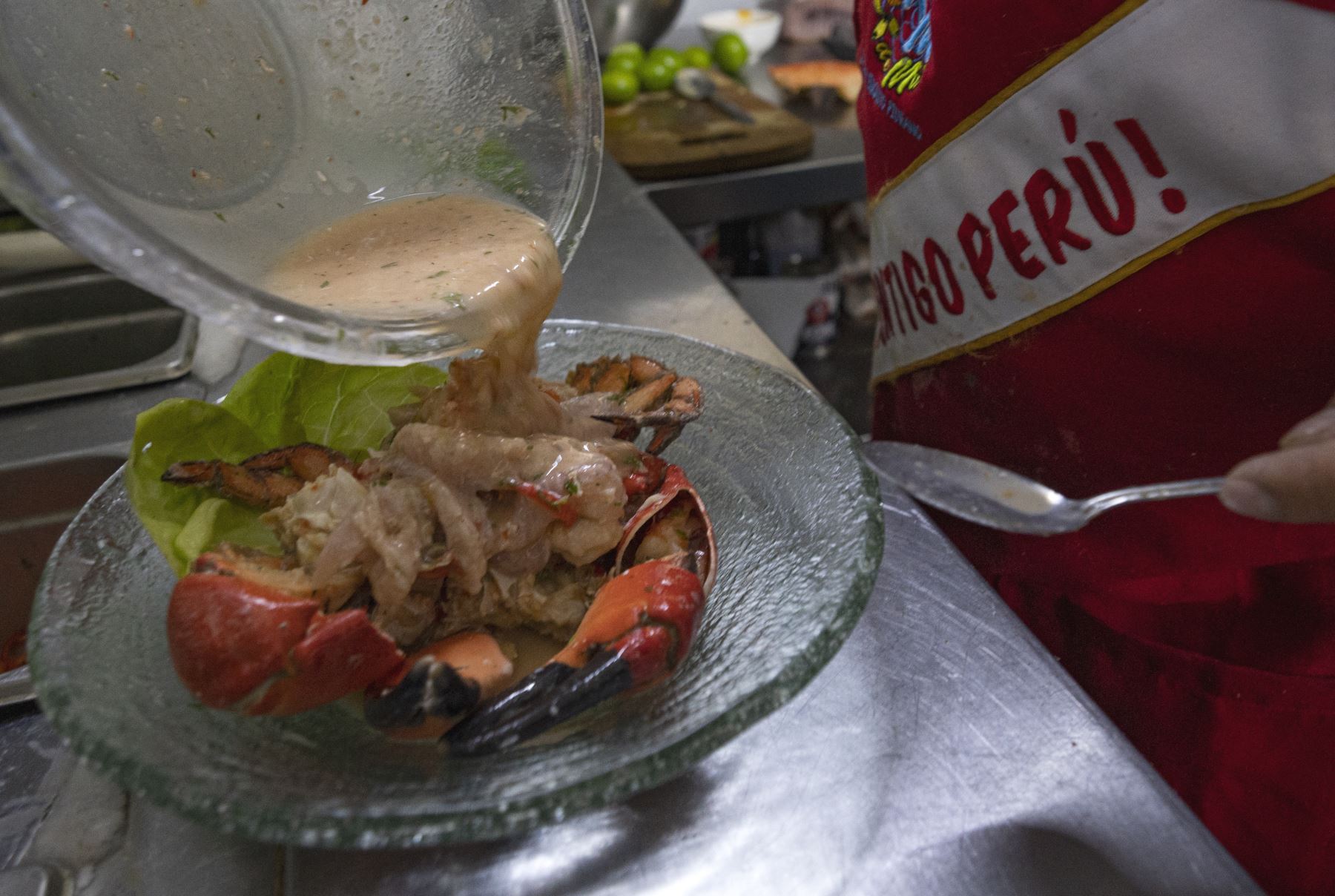 \"Ceviche Lapadula\", la gastronomía peruana atrae clientes con fiebre del repechaje