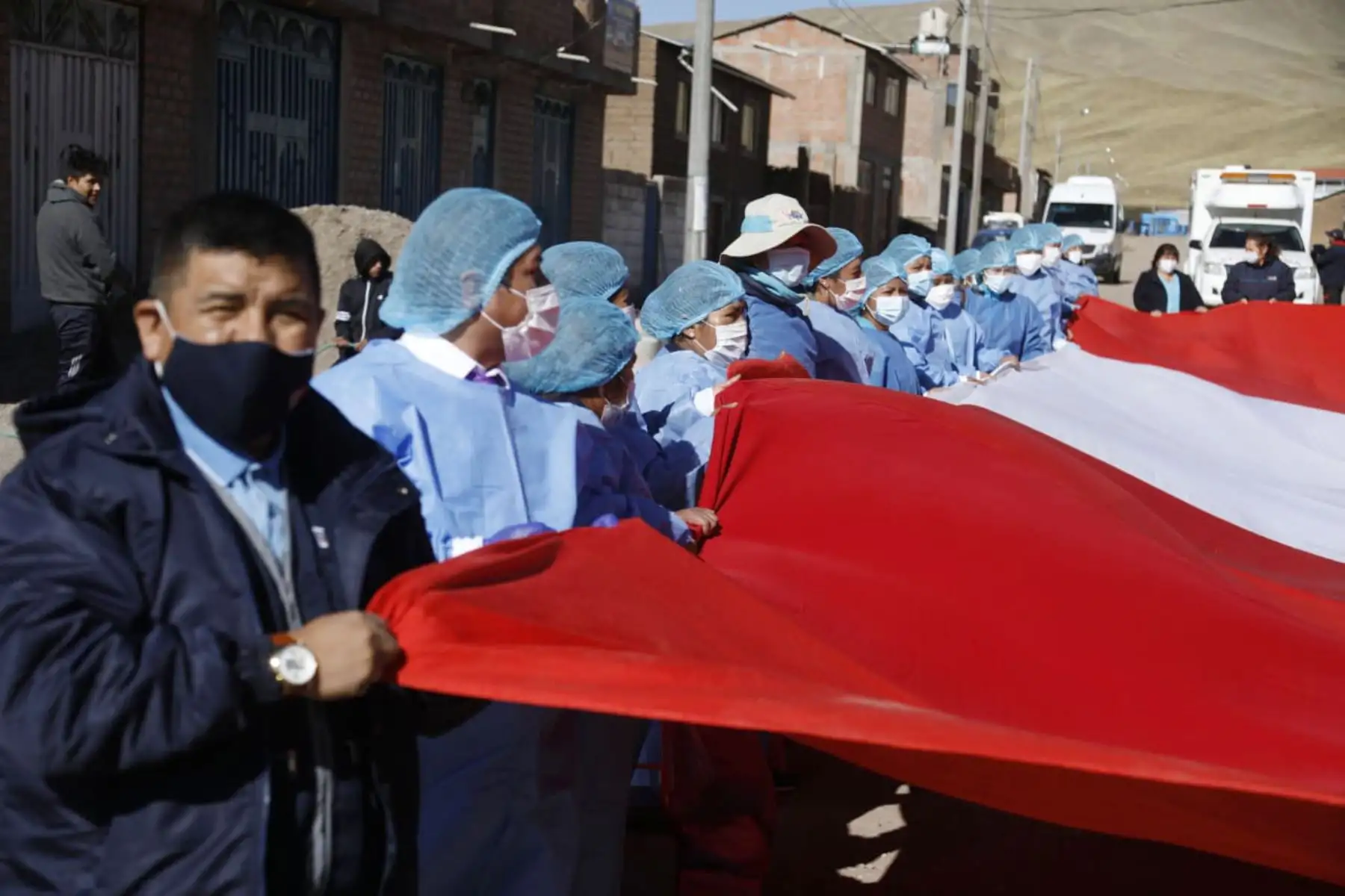 Un total de 15 brigadas  de vacunación del Minsa y de la Red de Salud Lampa llegan distrito de Santa Lucía, provincia de Lampa, en Puno para  recorrer casa por casa para seguir vacunando a la población con el esquema regular y contra la covid - 19.
Foto: Minsa