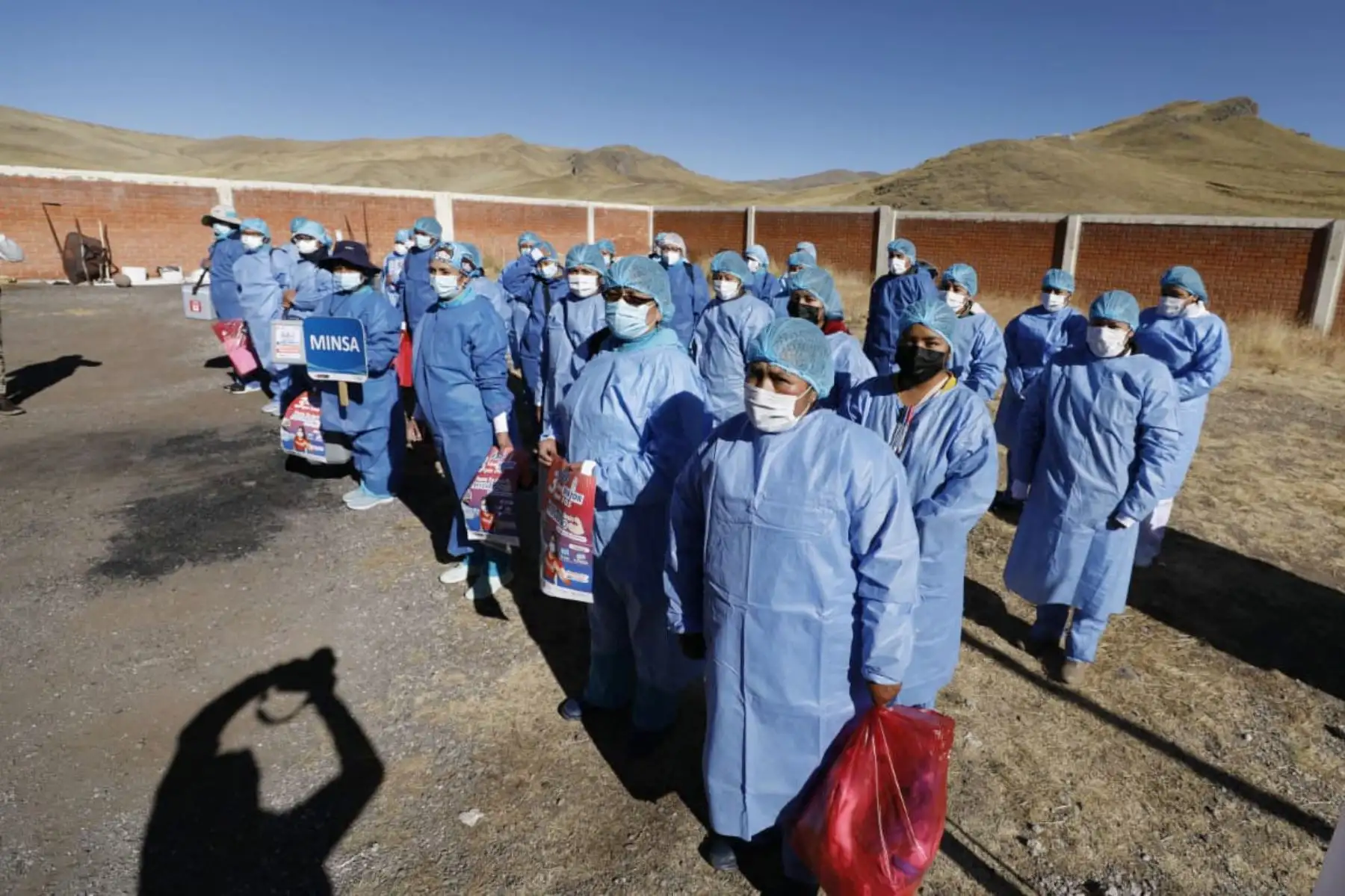 Un total de 15 brigadas  de vacunación del Minsa y de la Red de Salud Lampa llegan distrito de Santa Lucía, provincia de Lampa, en Puno para  recorrer casa por casa para seguir vacunando a la población con el esquema regular y contra la covid - 19.
Foto: Minsa