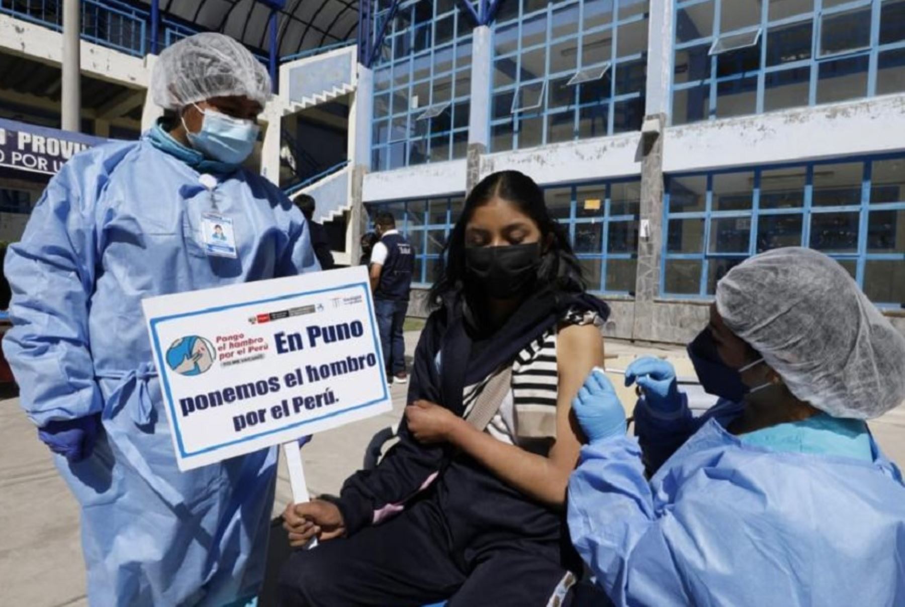 Brigadas del Ministerio de Salud y de la Dirección Regional de Salud de Puno iniciaron el barrido de vacunación en distintas zonas de la región para proteger a niños, jóvenes, adultos y adultos mayores contra el covid-19, la influenza y el neumococo.