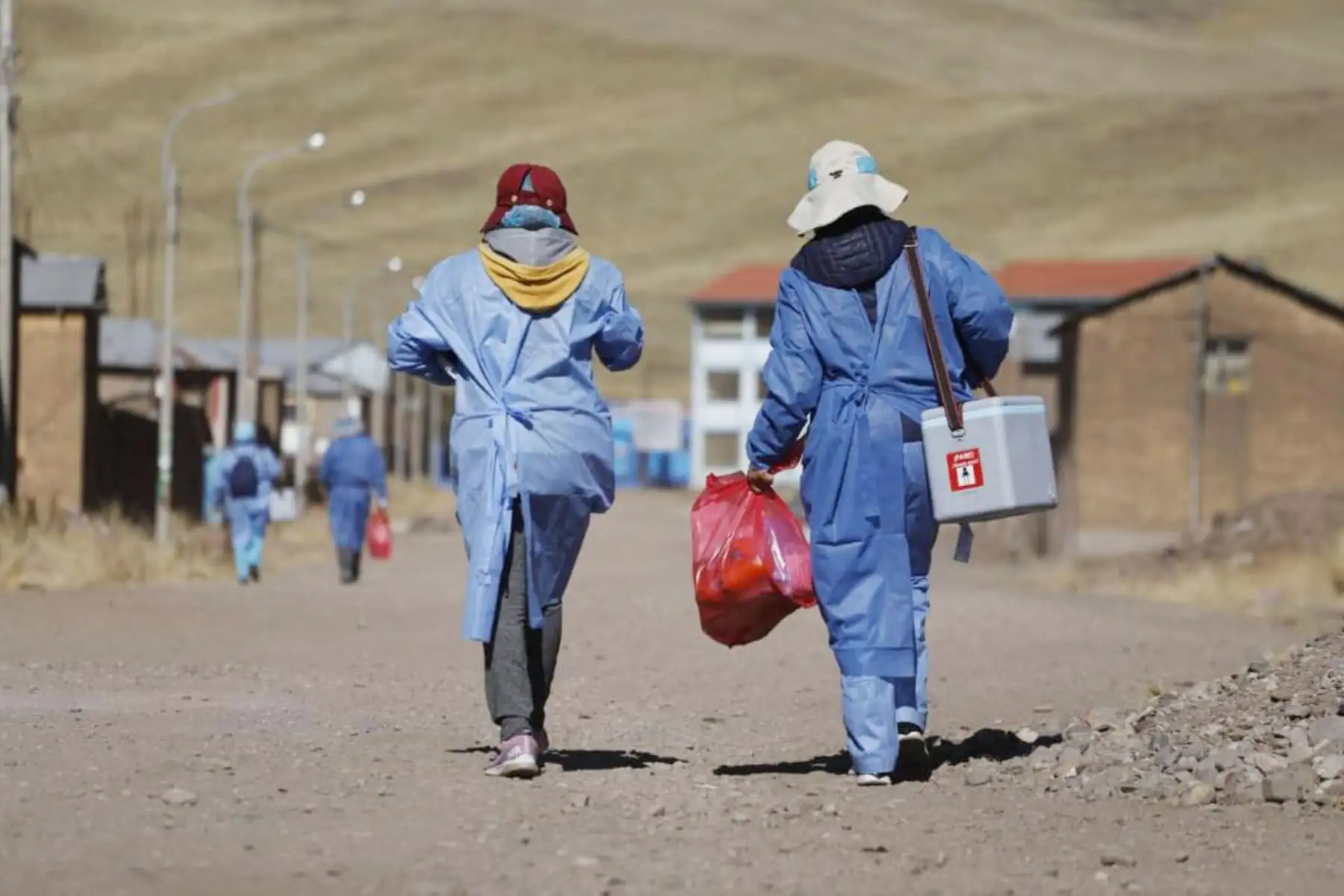 Un total de 15 brigadas  de vacunación del Minsa y de la Red de Salud Lampa llegan distrito de Santa Lucía, provincia de Lampa, en Puno para  recorrer casa por casa para seguir vacunando a la población con el esquema regular y contra la covid - 19.
Foto: Minsa