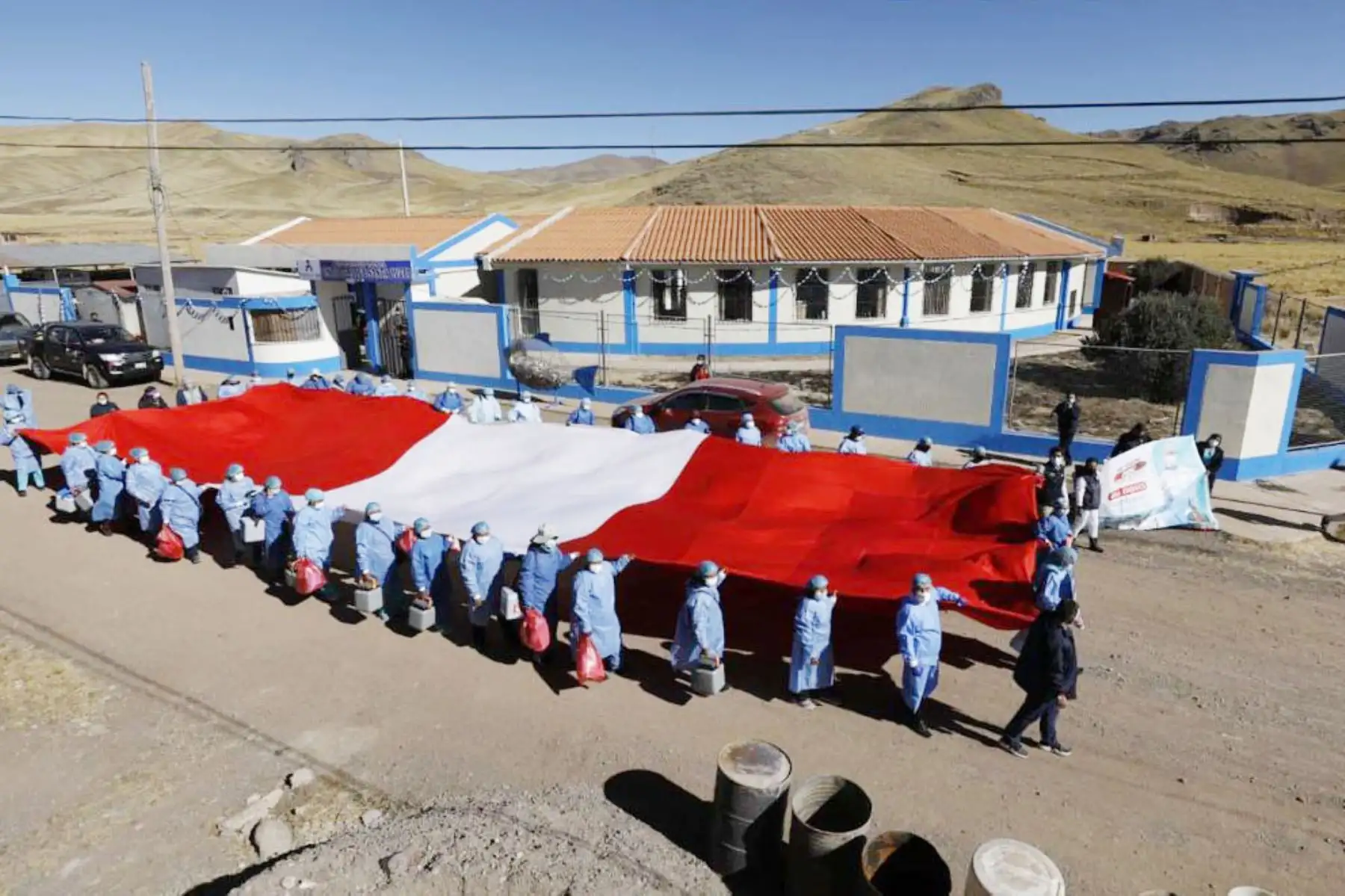 Un total de 15 brigadas  de vacunación del Minsa y de la Red de Salud Lampa llegan distrito de Santa Lucía, provincia de Lampa, en Puno para  recorrer casa por casa para seguir vacunando a la población con el esquema regular y contra la covid - 19.
Foto: Minsa