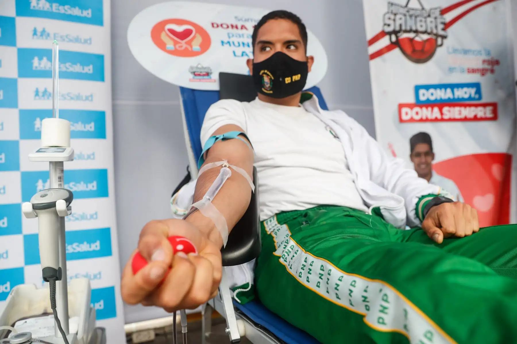 Exfutbolistas y personajes del espectáculo participan en la campaña de donación " Hincha de Sangre " en el Parque de la Exposición orientada a incentivar en la población el acto de solidaridad y salvar muchas vidas.
Foto: ANDINA/Renato Pajuelo