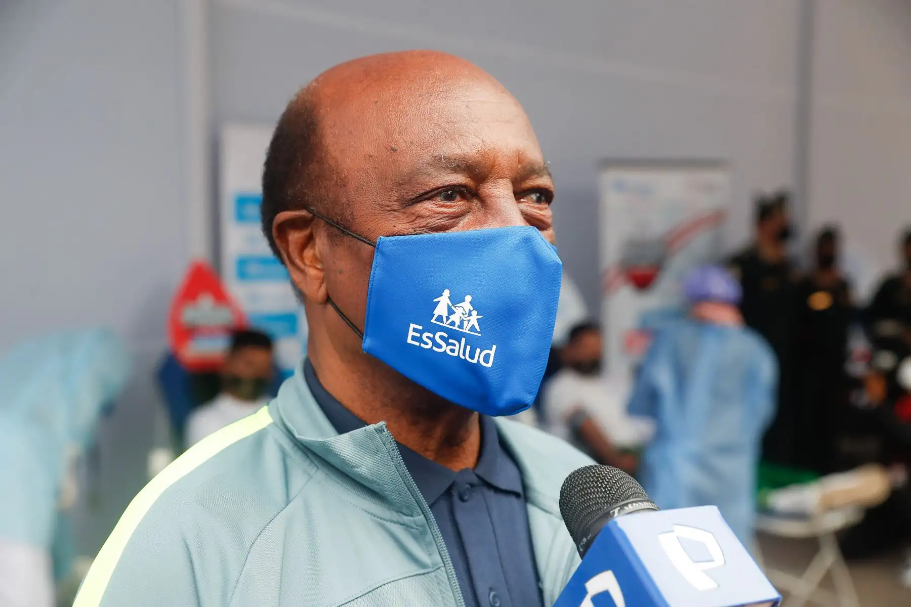 Exfutbolistas y personajes del espectáculo participan en la campaña de donación " Hincha de Sangre " en el Parque de la Exposición orientada a incentivar en la población el acto de solidaridad y salvar muchas vidas.En la imagen, el exfutbolista  Víctor Zegarra.
Foto: ANDINA/Renato Pajuelo
