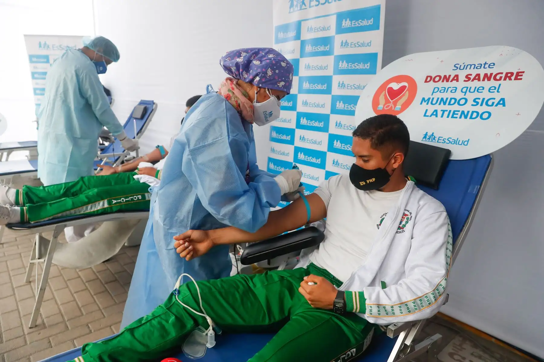 Exfutbolistas y personajes del espectáculo participan en la campaña de donación " Hincha de Sangre " en el Parque de la Exposición orientada a incentivar en la población el acto de solidaridad y salvar muchas vidas.
Foto: ANDINA/Renato Pajuelo