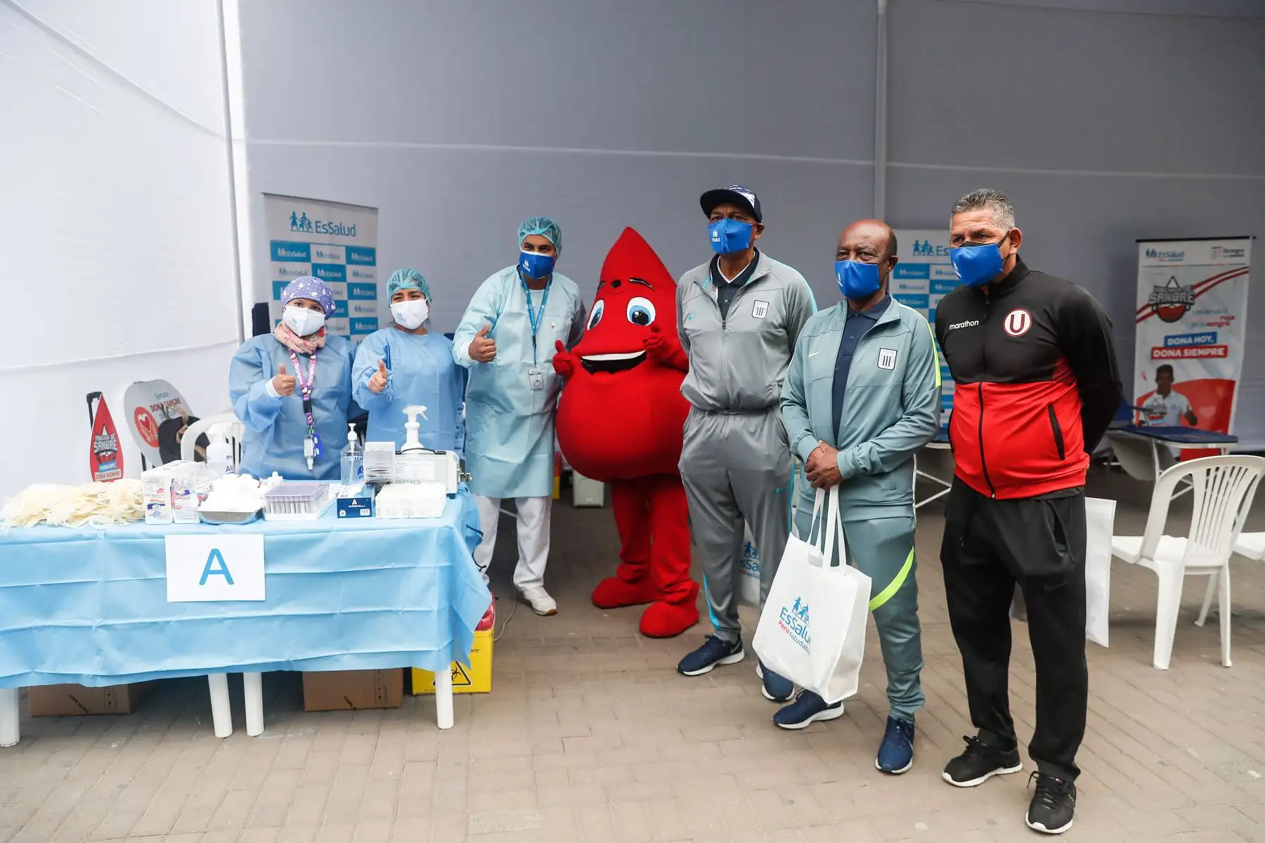 Exfutbolistas y personajes del espectáculo participan en la campaña de donación " Hincha de Sangre " en el Parque de la Exposición orientada a incentivar en la población el acto de solidaridad y salvar muchas vidas.
Foto: ANDINA/Renato Pajuelo
