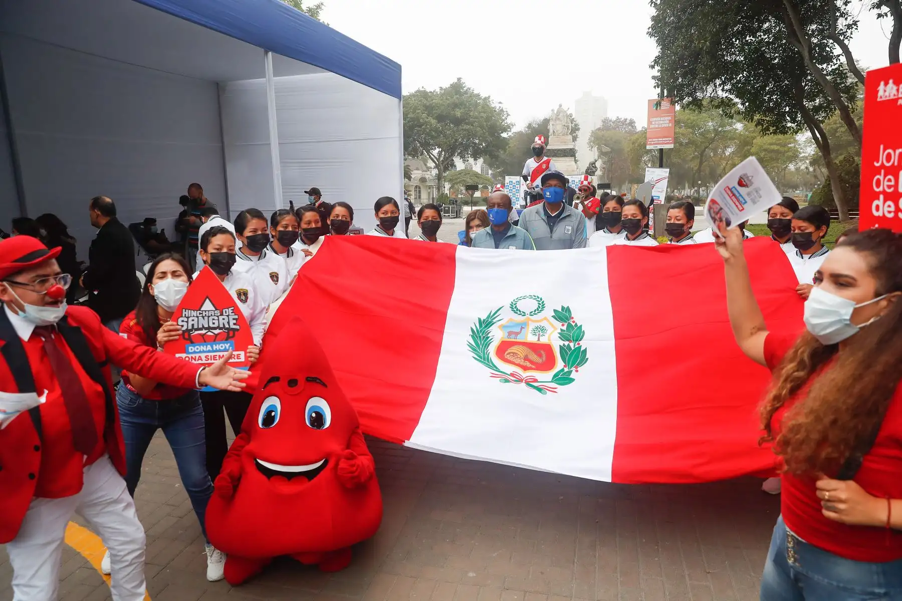 Exfutbolistas y personajes del espectáculo participan en la campaña de donación " Hincha de Sangre " en el Parque de la Exposición orientada a incentivar en la población el acto de solidaridad y salvar muchas vidas.
Foto: ANDINA/Renato Pajuelo