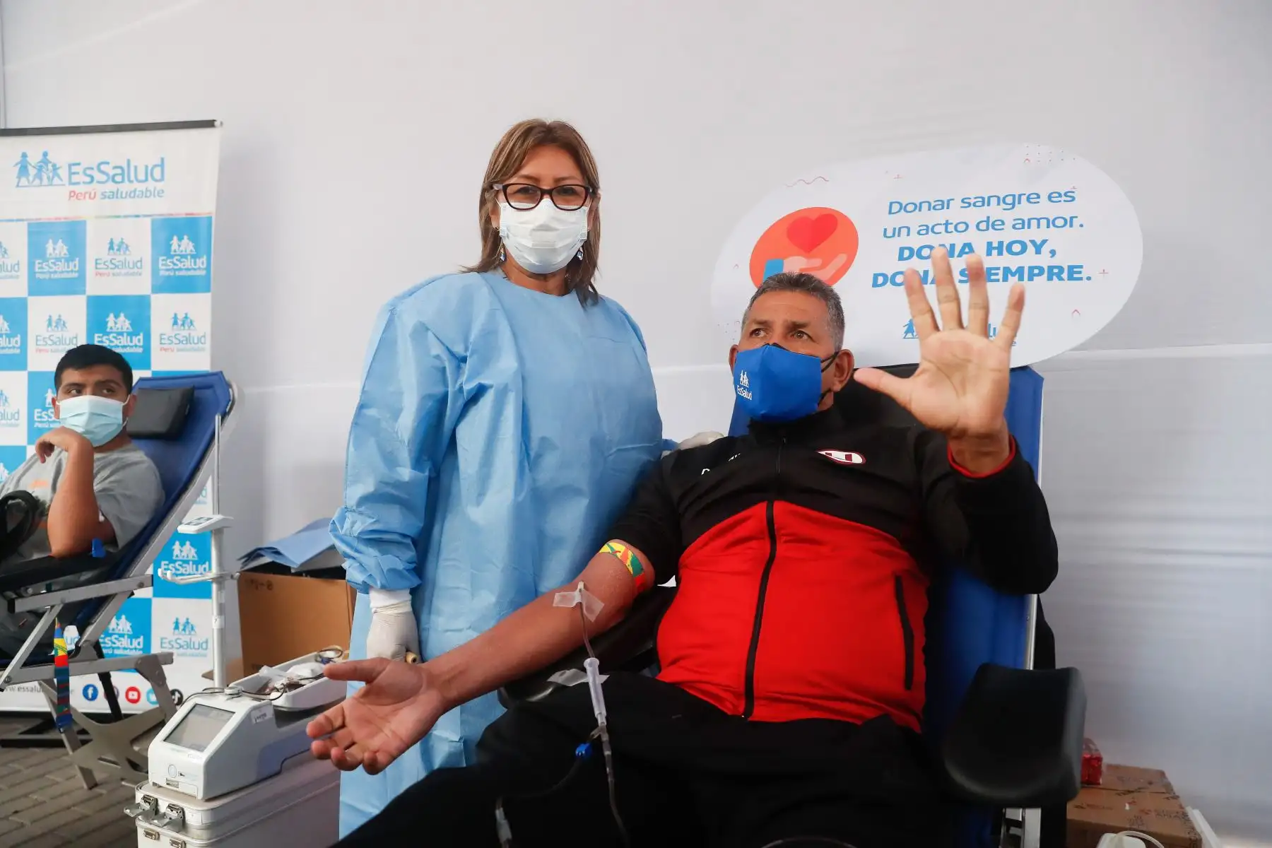 Exfutbolistas y personajes del espectáculo participan en la campaña de donación " Hincha de Sangre " en el Parque de la Exposición orientada a incentivar en la población el acto de solidaridad y salvar muchas vidas.
En la imagen el exfutbolista José Luis Carranza.
Foto: ANDINA/Renato Pajuelo
