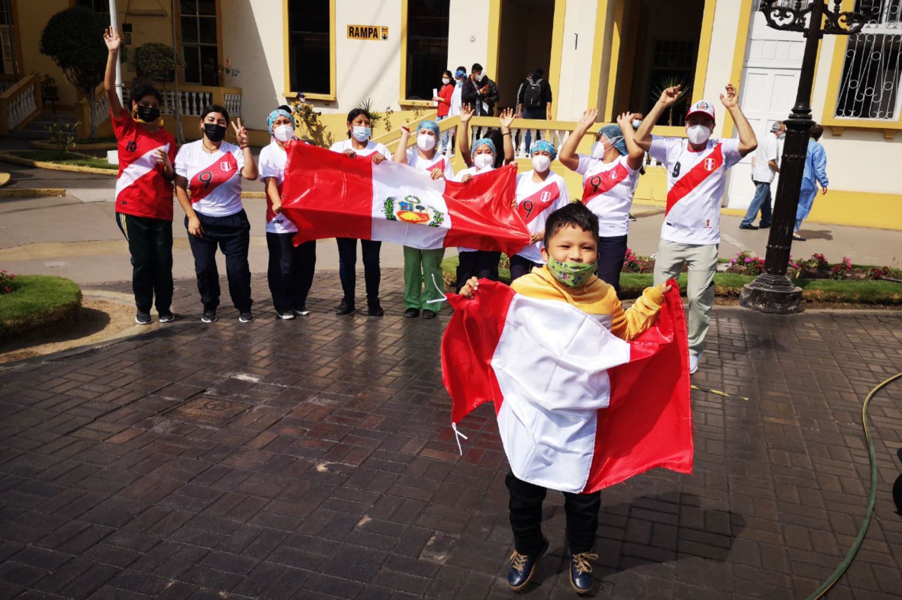 ¡Arriba Perú! Pequeños pacientes y la gran familia del INSN alientan a la selección