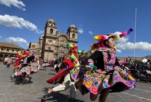 La emblemática plaza de armas de la ciudad del Cusco es tradición, color y orgullo, por el paso de un vasto despliegue de danzas típicas de esta región que desfilan con alborozo en honor a las festividades que se celebran en este mes, el más importante del calendario jubilar cusqueño.