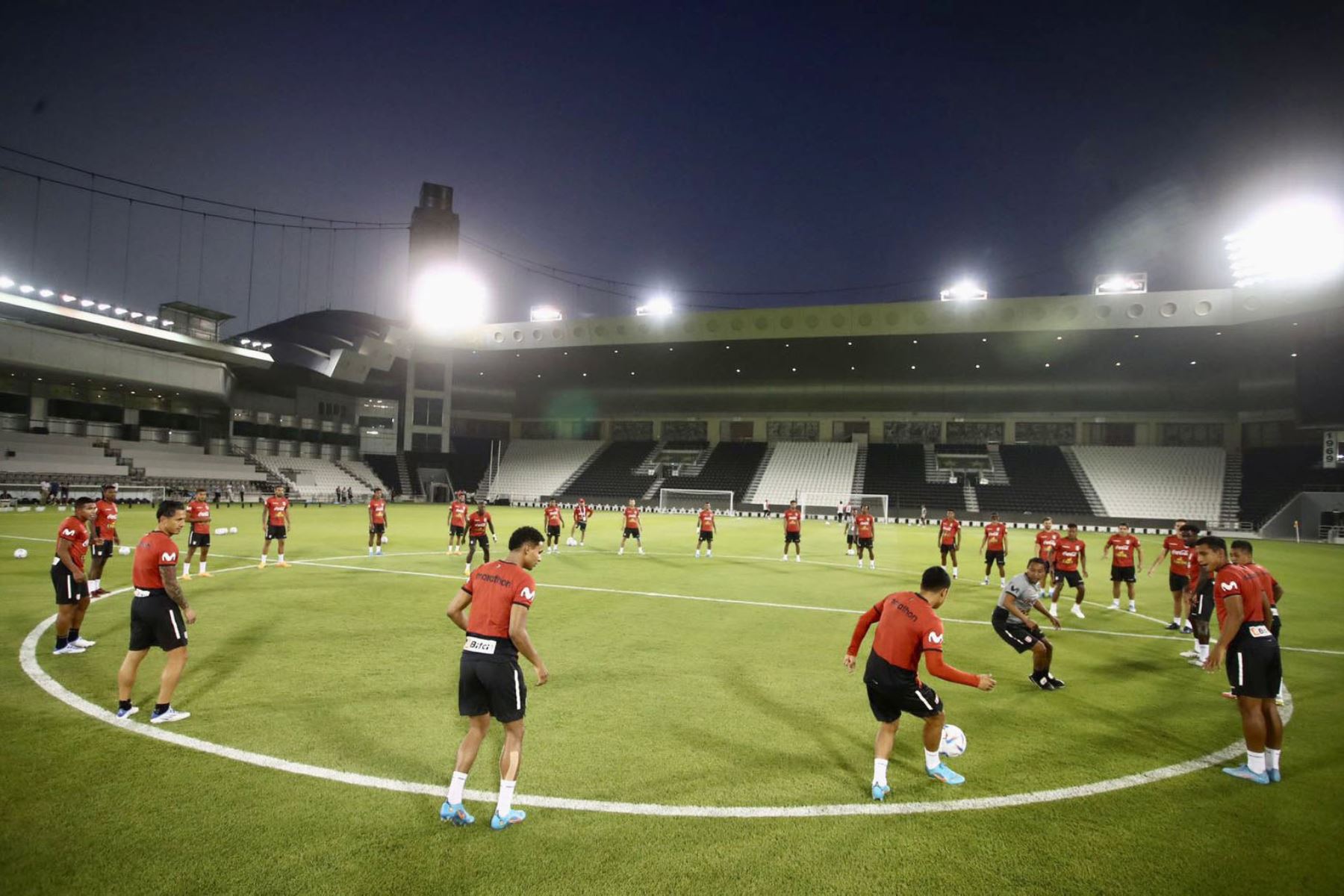 Selección Peruana realiza su entrenamiento en el campo del Sadd Stadium de Qatar, previo al partido de repechaje contra Australia. 
Foto: Selección Peruana