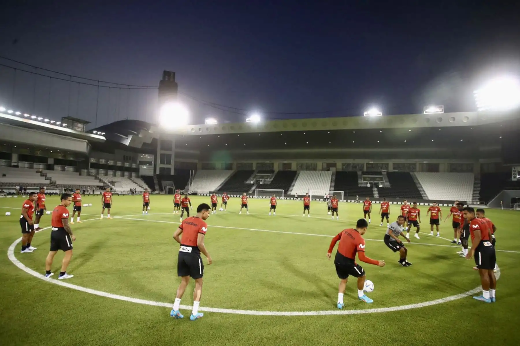 Selección Peruana realiza su entrenamiento en el campo del Sadd Stadium de Qatar, previo al partido de repechaje contra Australia. 
Foto: Selección Peruana