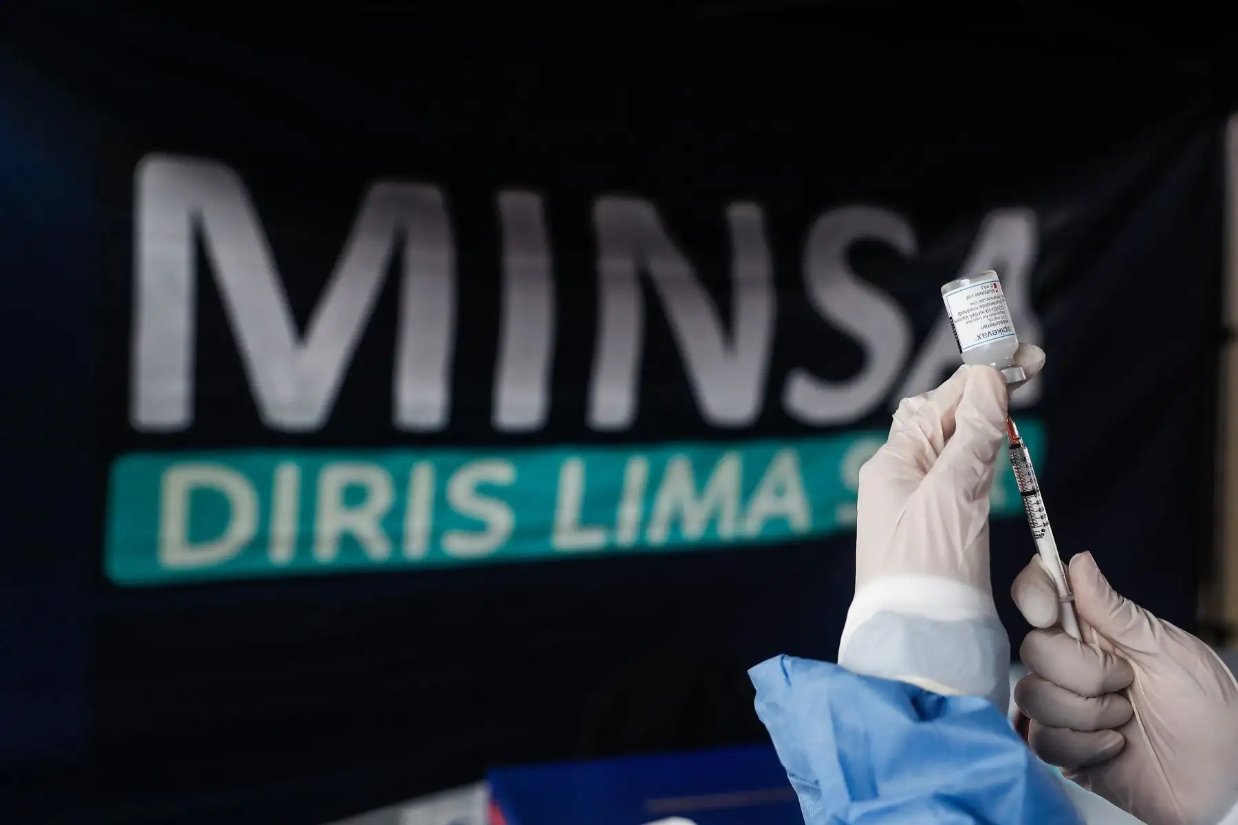 Ministerio de Salud promueve campaña de vacunación contra el covid-19 y la influenza en la Estación Los Cabitos del Metro de Lima.
Foto: ANDINA/Renato Pajuelo