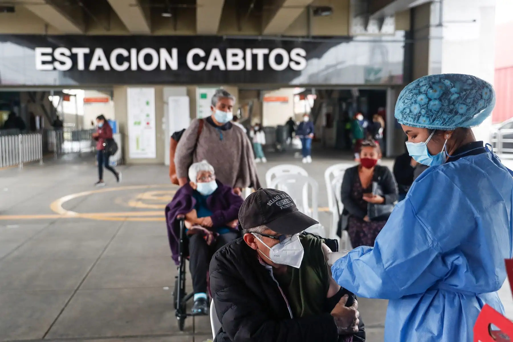 Ministerio de Salud promueve campaña de vacunación contra el covid-19 y la influenza en la Estación Los Cabitos del Metro de Lima.
Foto: ANDINA/Renato Pajuelo