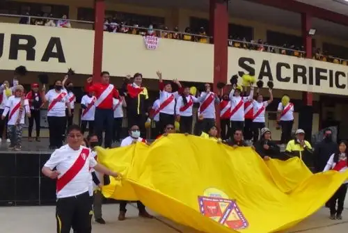 A dos días del trascendental encuentro futbolístico que protagonizará nuestra selección absoluta de fútbol con su similar de Australia por el repechaje para definir una plaza al Mundial de Catar 2022, escolares pasqueños, funcionarios públicos y bomberos lanzaron arengas de aliento a los dirigidos por Ricardo Gareca.