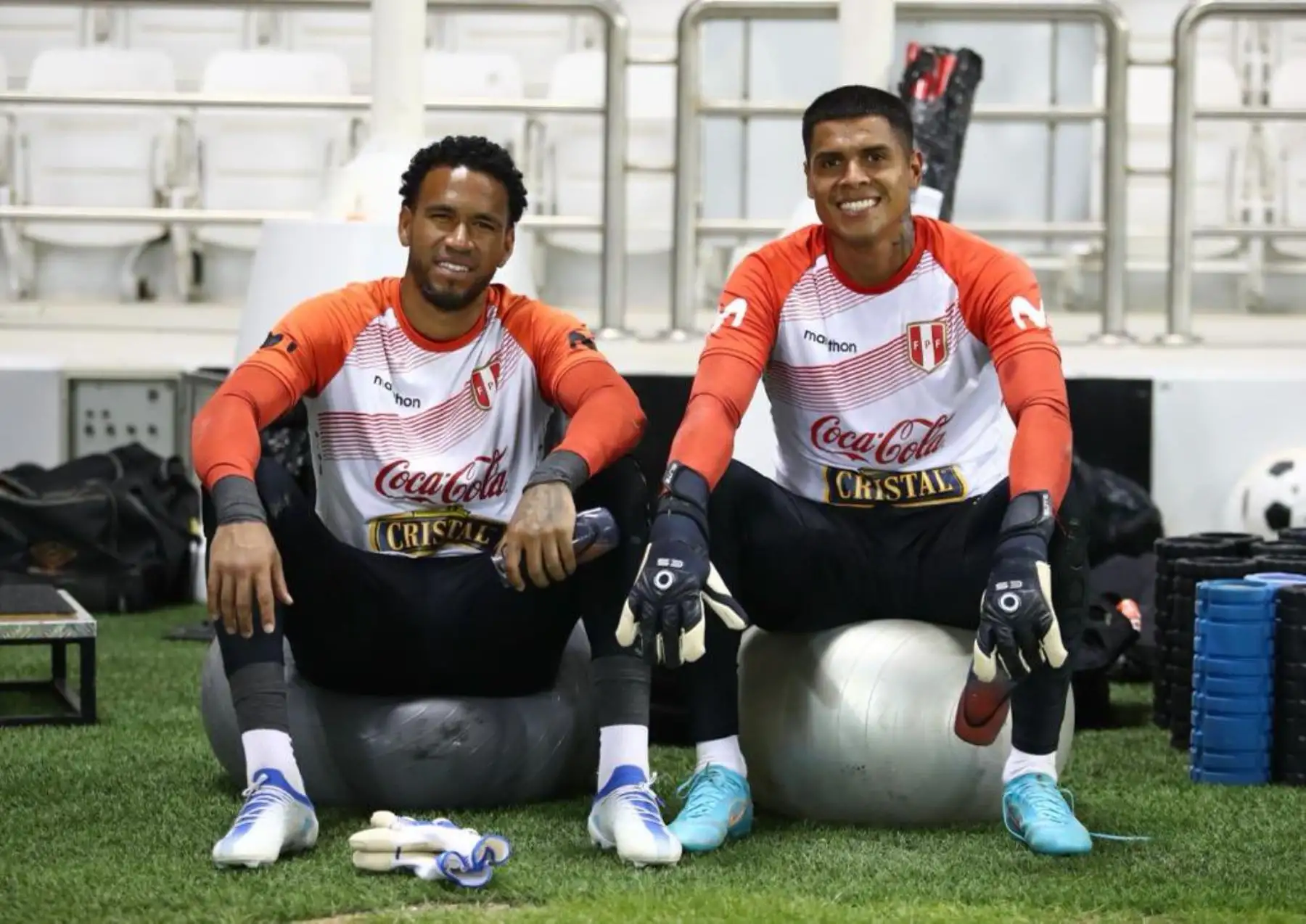 Pedro Gallese y Angelo Campos descansan luego de su entrenamiento en el campo del Sadd Stadium de Qatar, previo al partido de repechaje contra Australia. En la imagen el arquero Pedro Gallese.
Foto: Selección Peruana