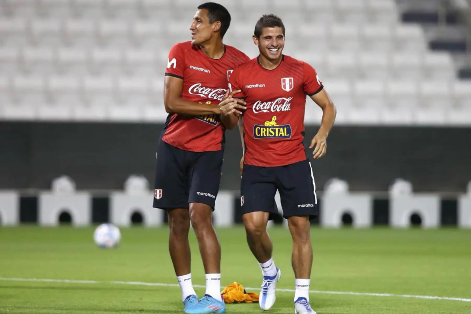 Selección Peruana realiza su entrenamiento en el campo del Sadd Stadium de Qatar, previo al partido de repechaje contra Australia. En la imagen el futbolista Aldo Corzo y  Alex Valera.
Foto: Selección Peruana
