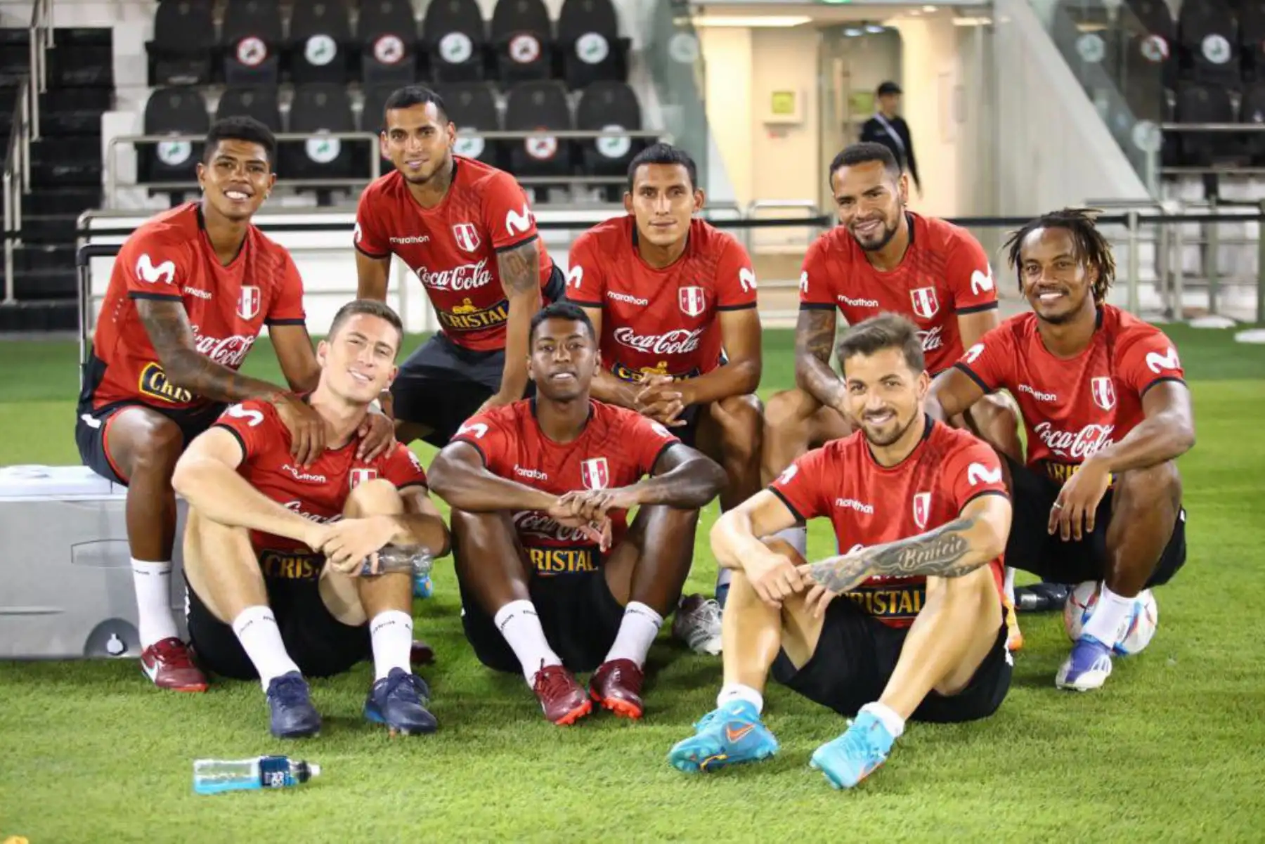 Wilder Cartagena, Miguel Trauco, Alex Valera, Alexander Callens, André Carrillo, Gabriel Costa, Miguel Araujo, Santiago Ormeño seleccionados peruanos descansan luego del entrenamiento en el campo del Sadd Stadium de Qatar, previo al partido de repechaje contra Australia. Foto: Selección Peruana
